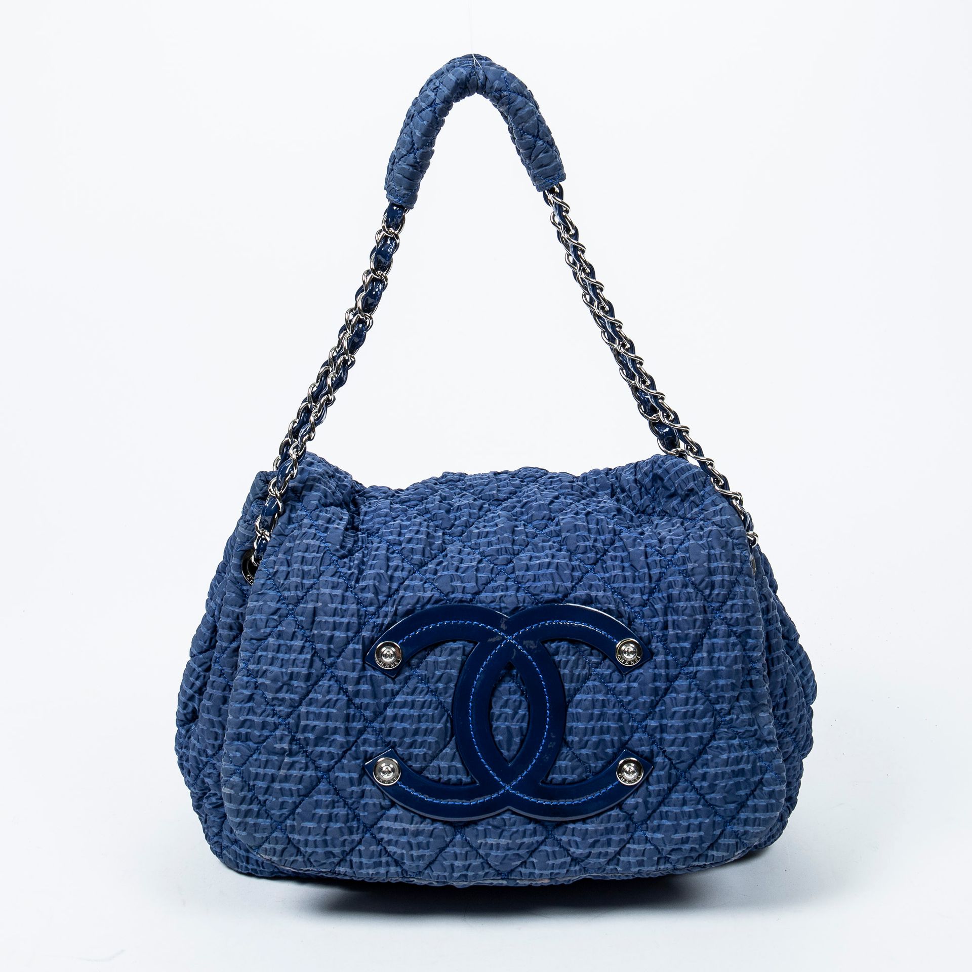 Chanel 香奈儿 - 蓝色褶皱效果的尼龙手袋 - 灰色棉布内衬 - 有真品编号 - 钯金属装饰 - 尺寸：37x23x16厘米 - 状态良好