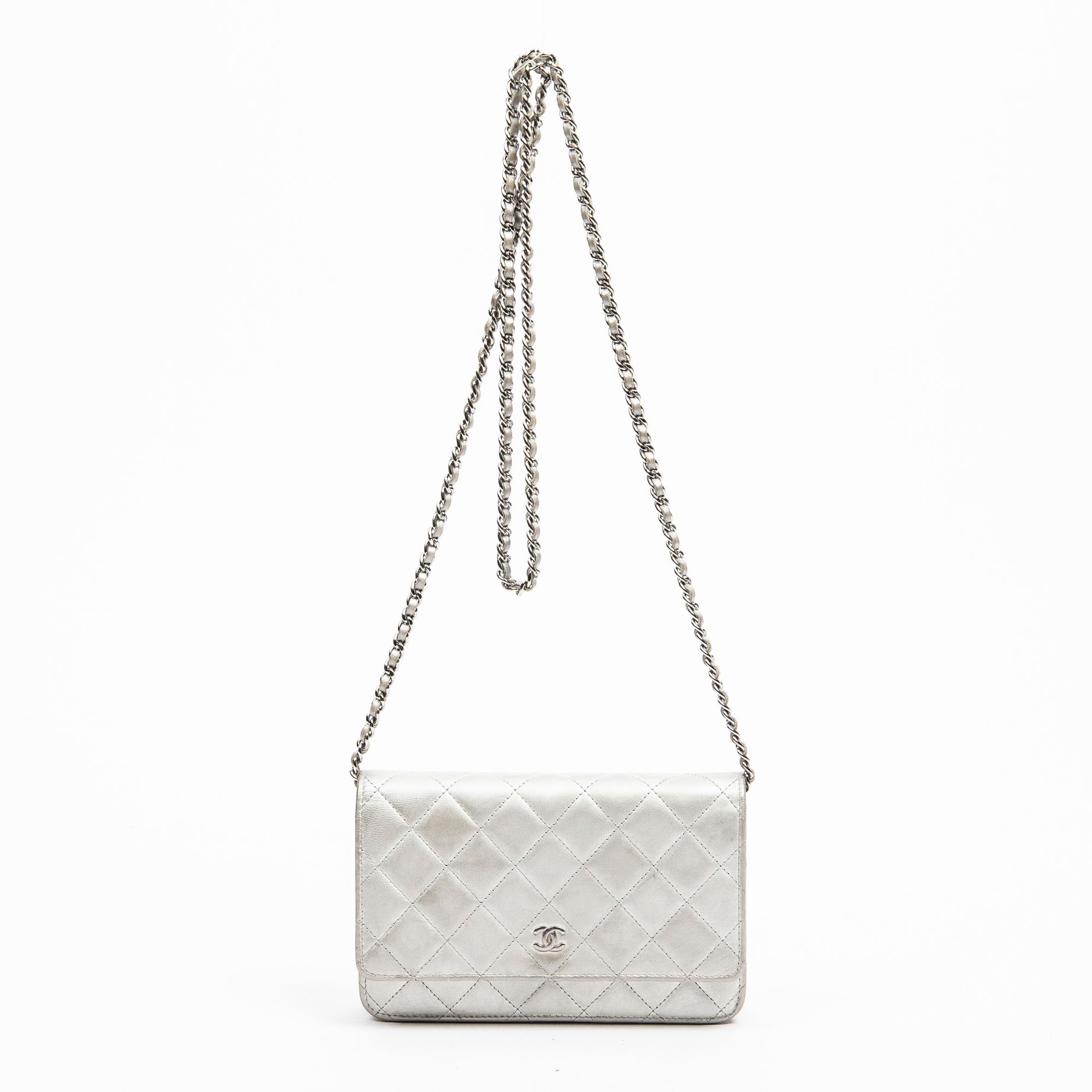 Chanel 香奈儿 - 银色小羊皮链式钱包 - 内部为小羊皮和珍珠灰色面料 - 链式肩带，可肩背或斜挎 - 有真品编号 - 尺寸：19x12x3cm - 状态&hellip;