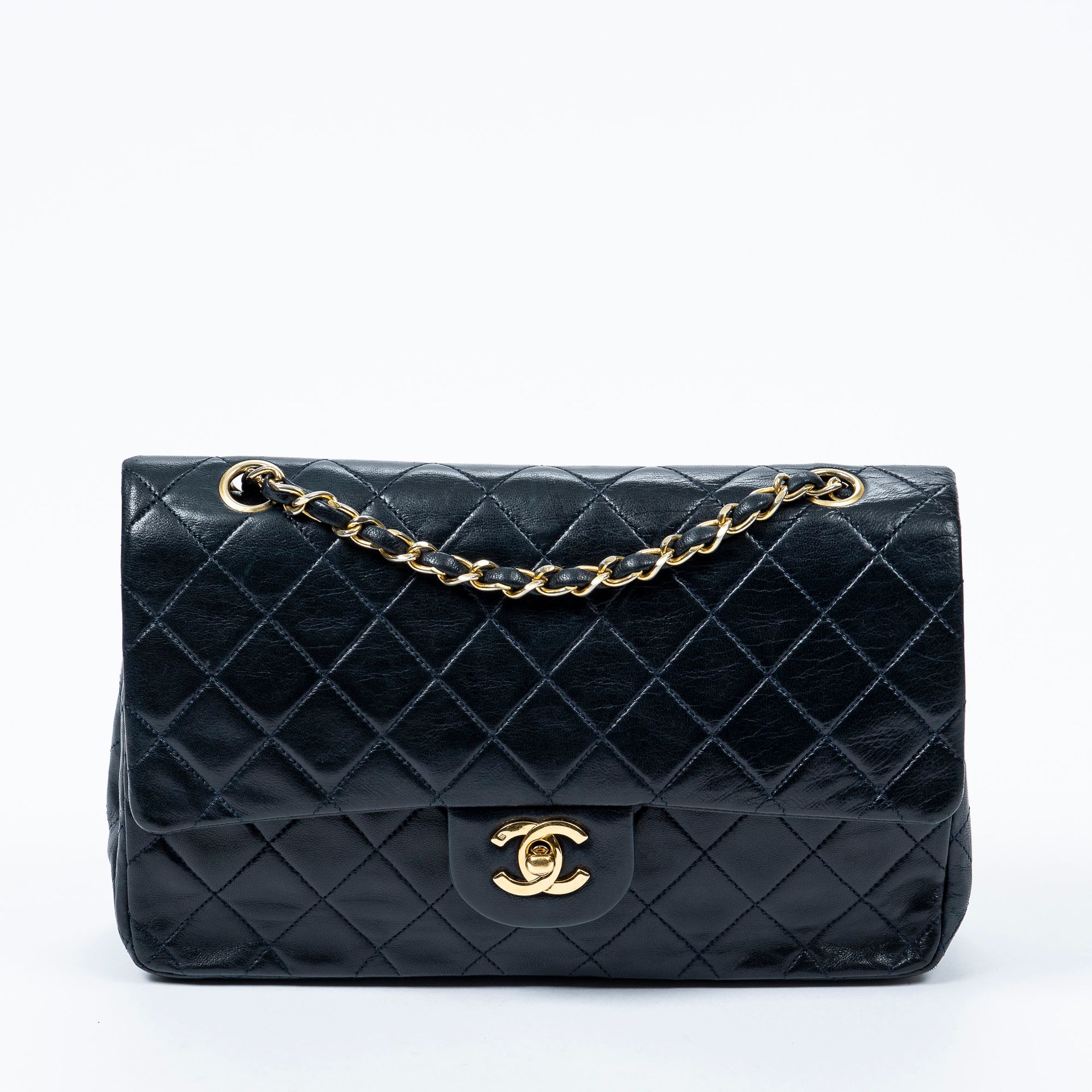 Chanel CHANEL - Rectangle shaped handbag in navy blue lambskin - Inside white sa&hellip;