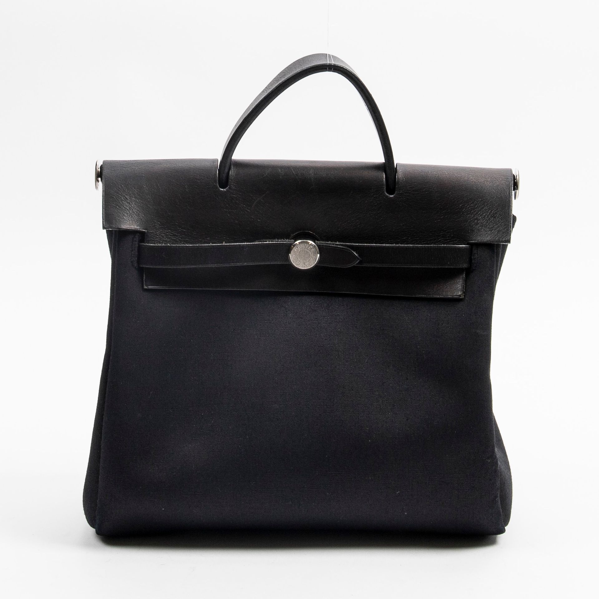Hermès HERMES - Sac à dos modèle Herbag en cuir noir livré avec deux pochons en &hellip;