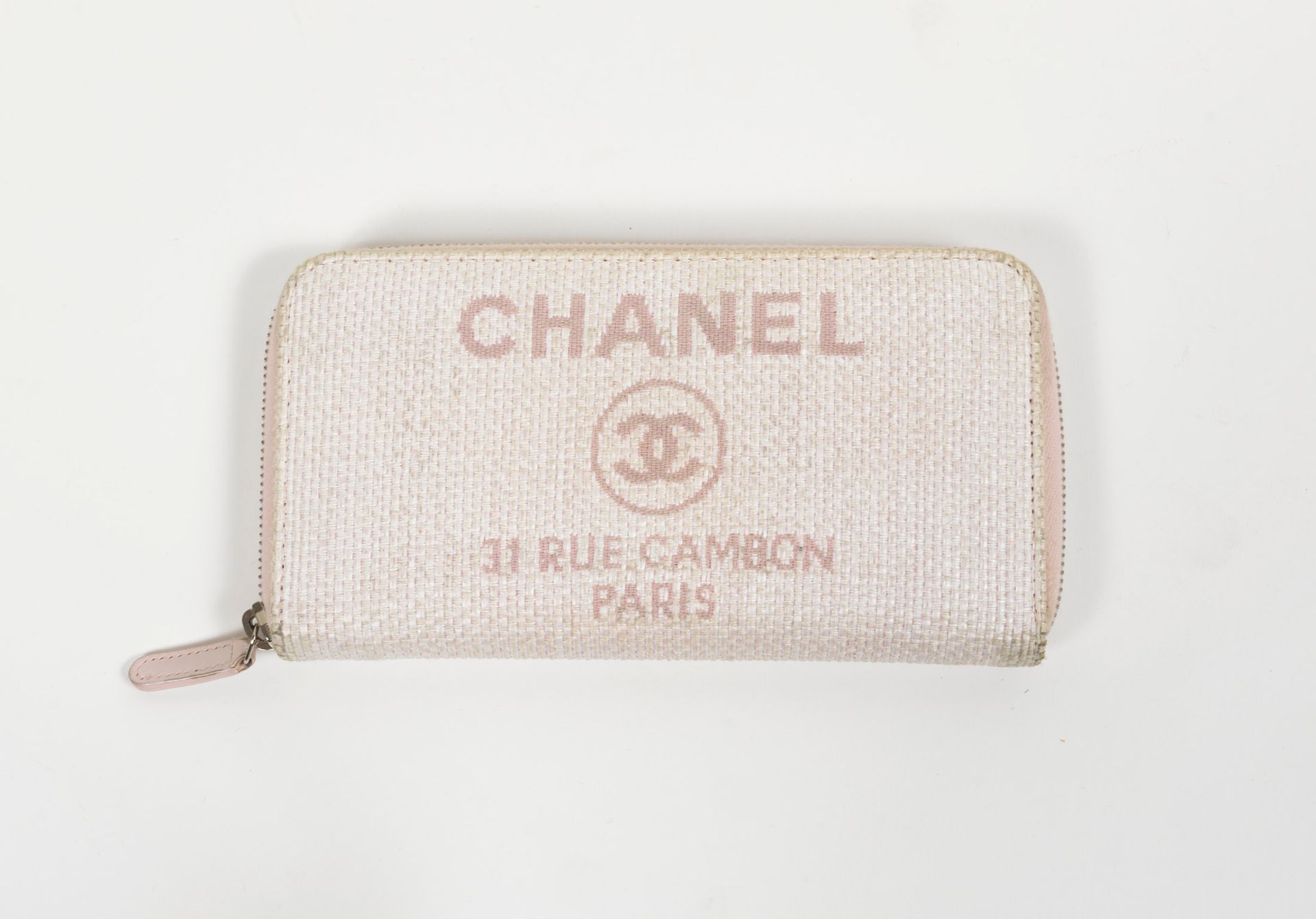 Chanel CHANEL -Porte-carte portefeuille en tissu rose poudre – Intérieur en agne&hellip;