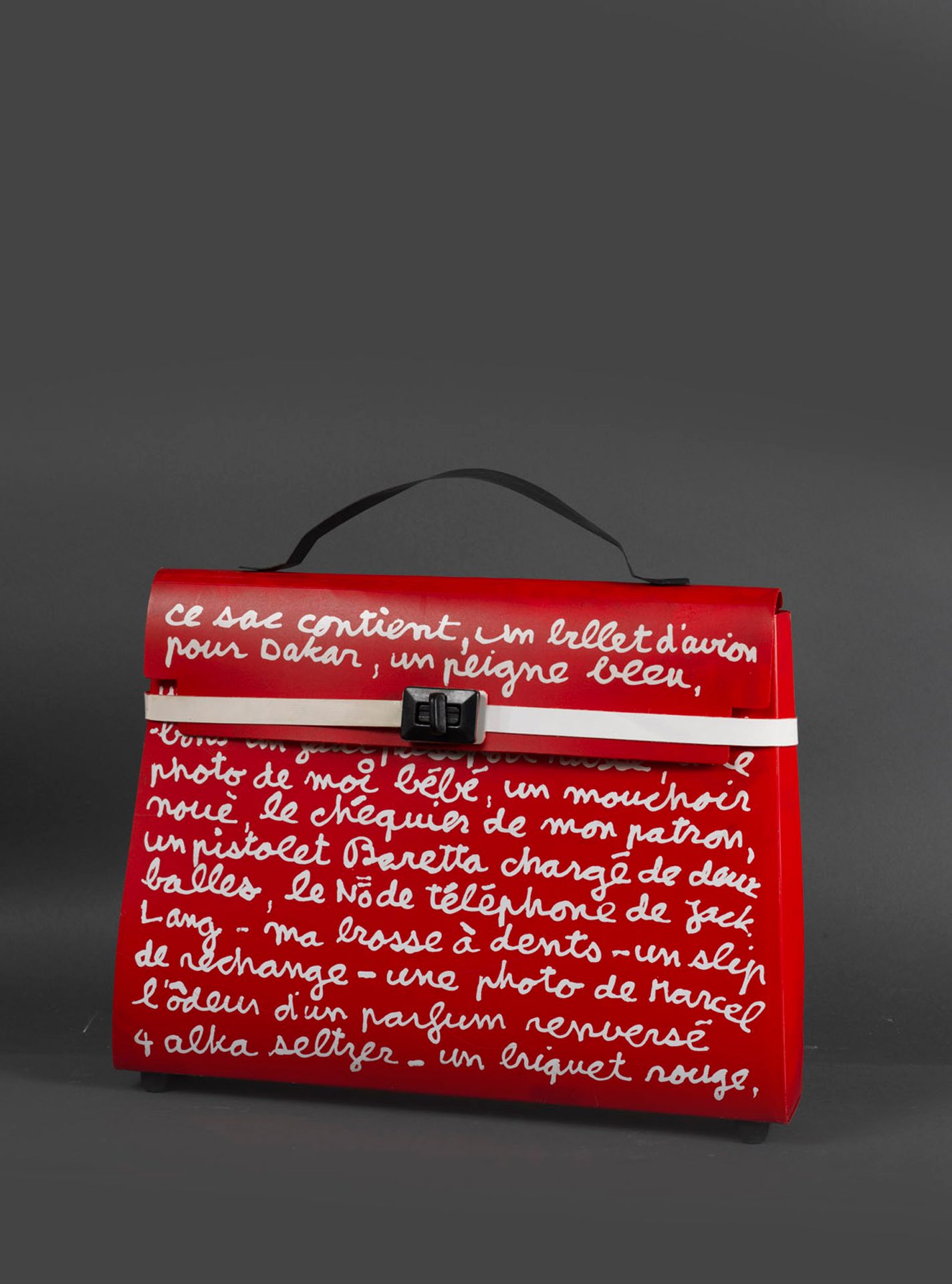 BEN 
BEN（1935）："这个包里有一张飞机票"，1988



塑料丝网印刷，红底白字。

签名：1988年 -- 34 x 38 x 6厘米