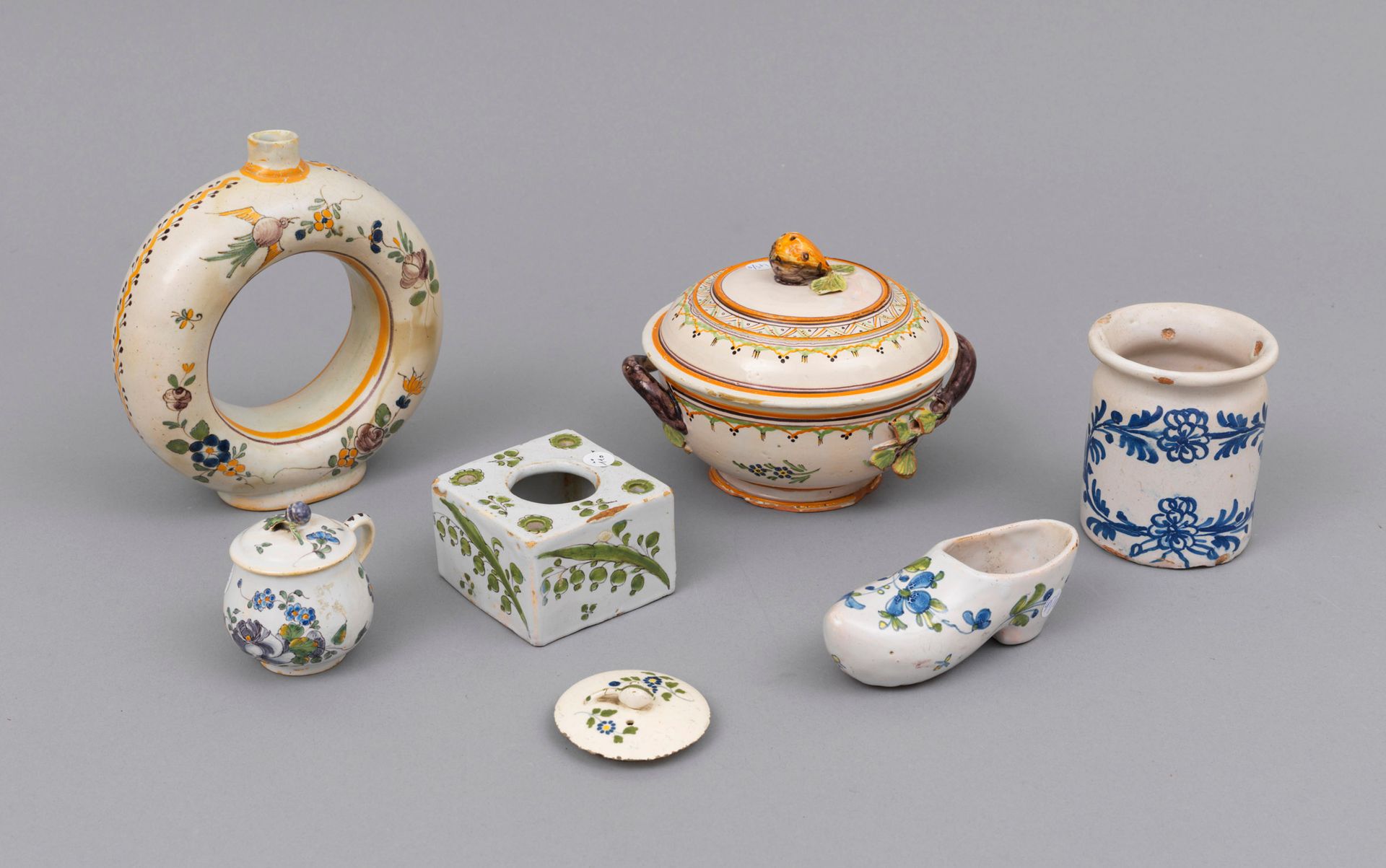 Faience Angouleme et Nevers 
Angoulême, Nevers 

Lotto compreso :

Brodo di terr&hellip;