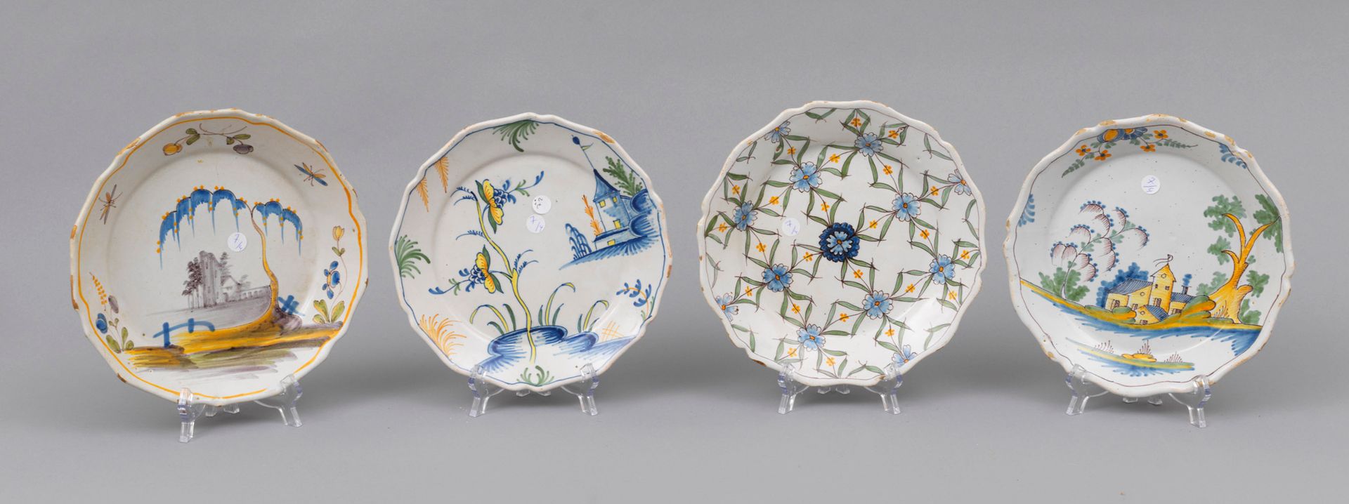 Faience Nevers 
内韦尔 

四个陶器盘子，边缘有轮廓，其中三个装饰有 "Fabriques dans des paysages"，一个盘子装饰有&hellip;