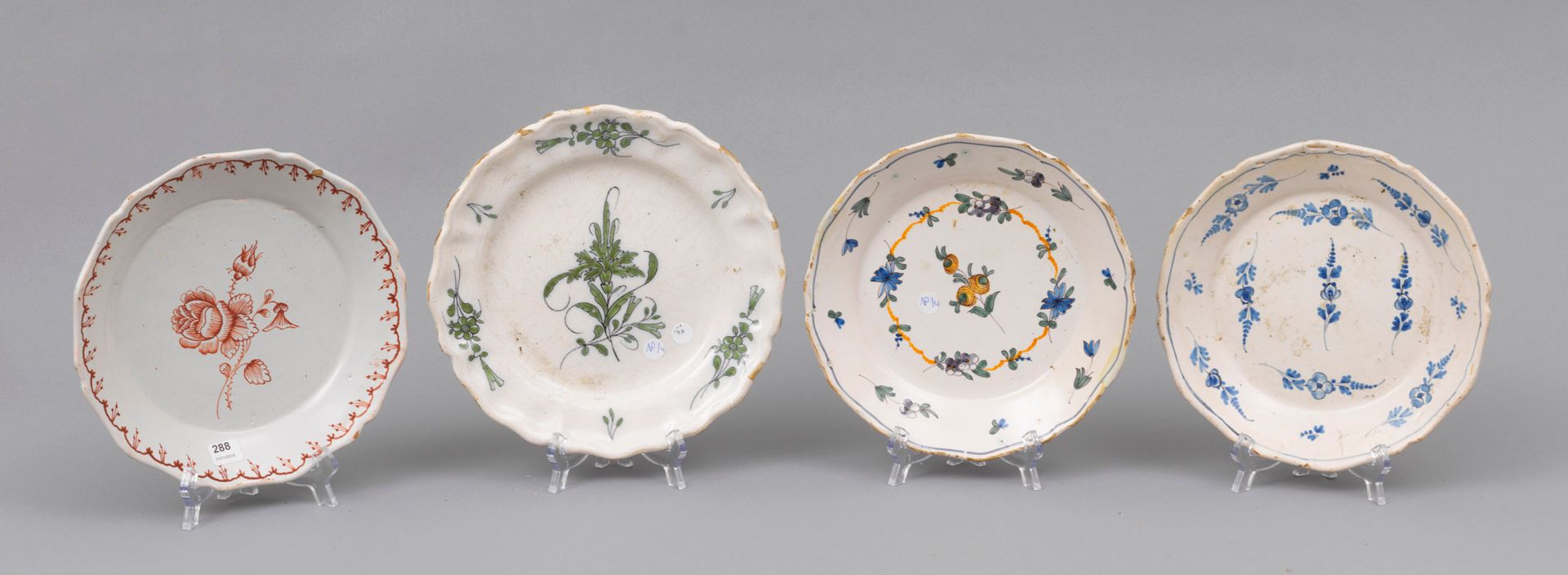 Faience Nevers 
内韦尔 

四个陶器盘子，有轮廓的边缘，有多色或橙色或蓝色的camaïeu花卉装饰。

18世纪

薯片

直径23厘米