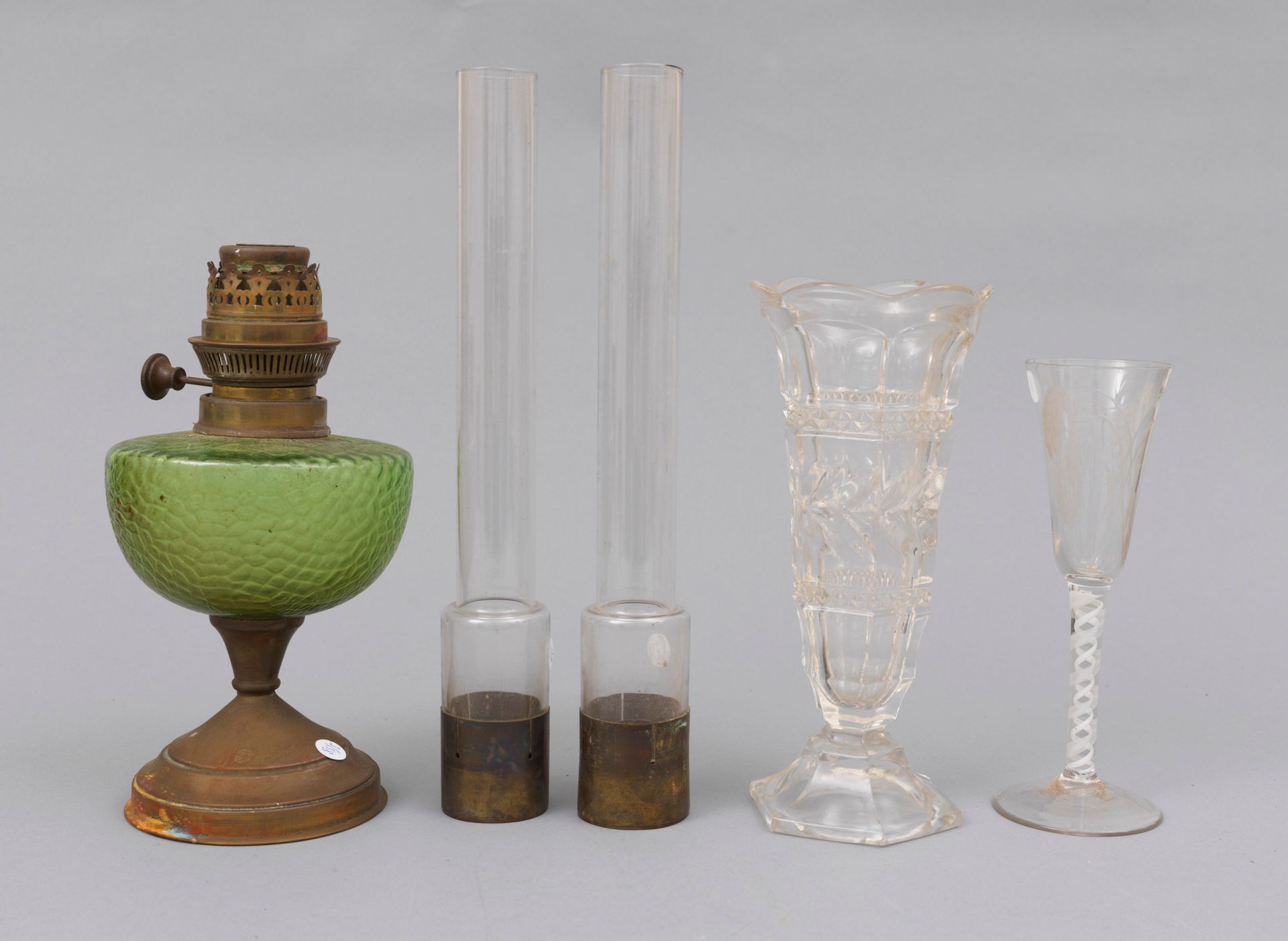 Porcelaine divers 
各种各样的

拍品包括一盏石蜡灯和两个玻璃管，一个玻璃花瓶和一个刻有麦穗装饰的玻璃台座。

高度：20.5厘米20.5厘米&hellip;