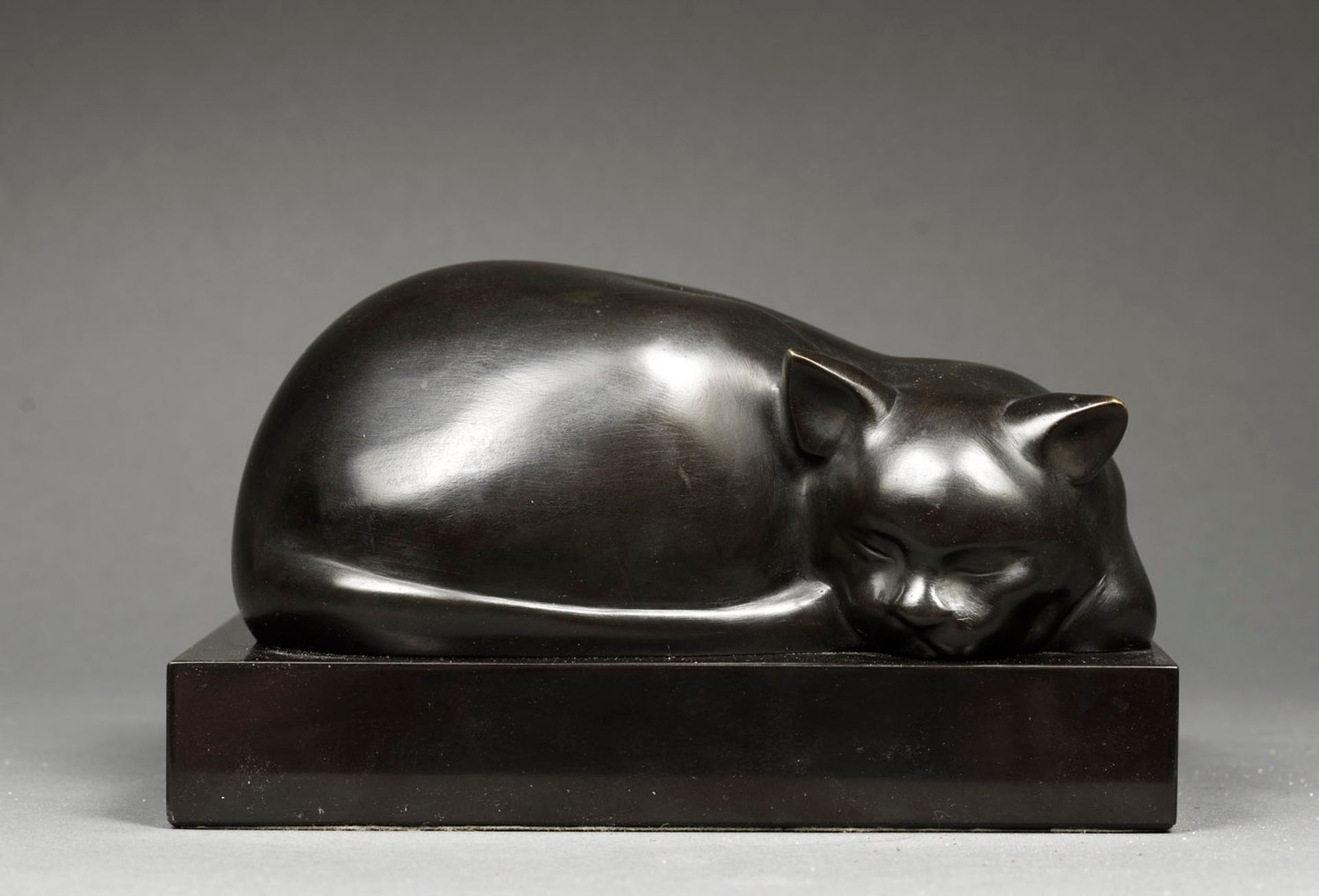 Ferdinand PARPAN Ferdinand PARPAN (1902-2004) - Sleeping cat - Bronze with black&hellip;