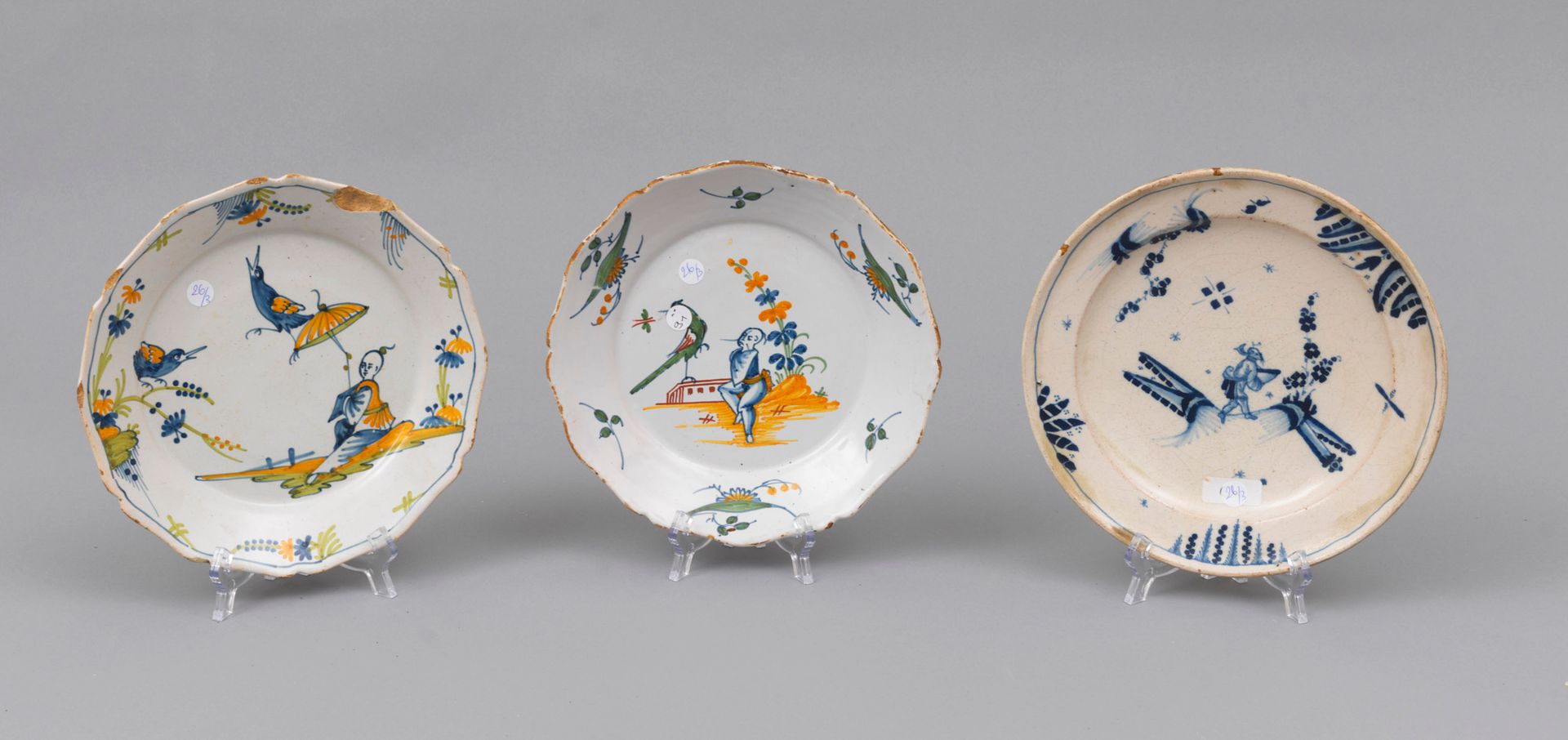 Faience Nevers et Midi 
内韦尔和米迪

两个陶器盘子，边缘有轮廓，有多色装饰，一个中国人坐在小丘上，有鸟或阳伞。

一个蓝色单色的盘子，&hellip;