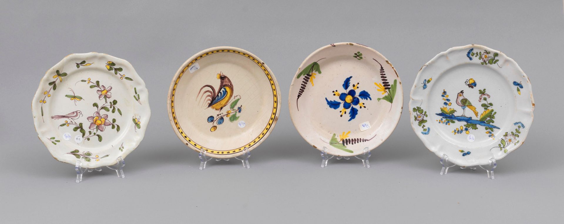 Faience Samadet et Sud-Ouest 
萨马德和西南部

四个有差异的陶器盘子，其中两个有轮廓的边缘，有多色装饰的鸟在土丘上，一个盘子有花和&hellip;