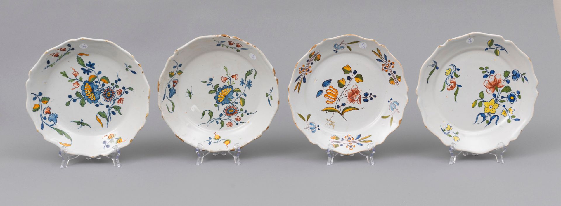 Faience Nevers 
Nevers

Four earthenware plates with contoured edges has polychr&hellip;