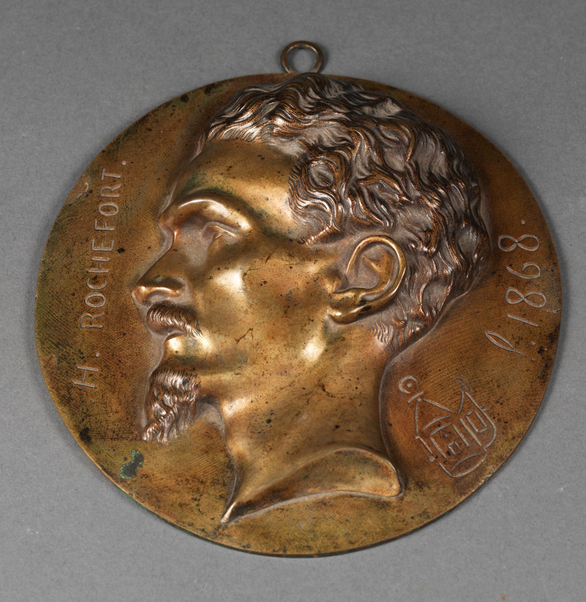 ECOLE FRANCAISE 19世纪法国学校 - 文学评论家亨利-罗什福尔的肖像 - 棕色铜锈的青铜 - 铸有标题和日期的1868年 - 16 x 15 x&hellip;