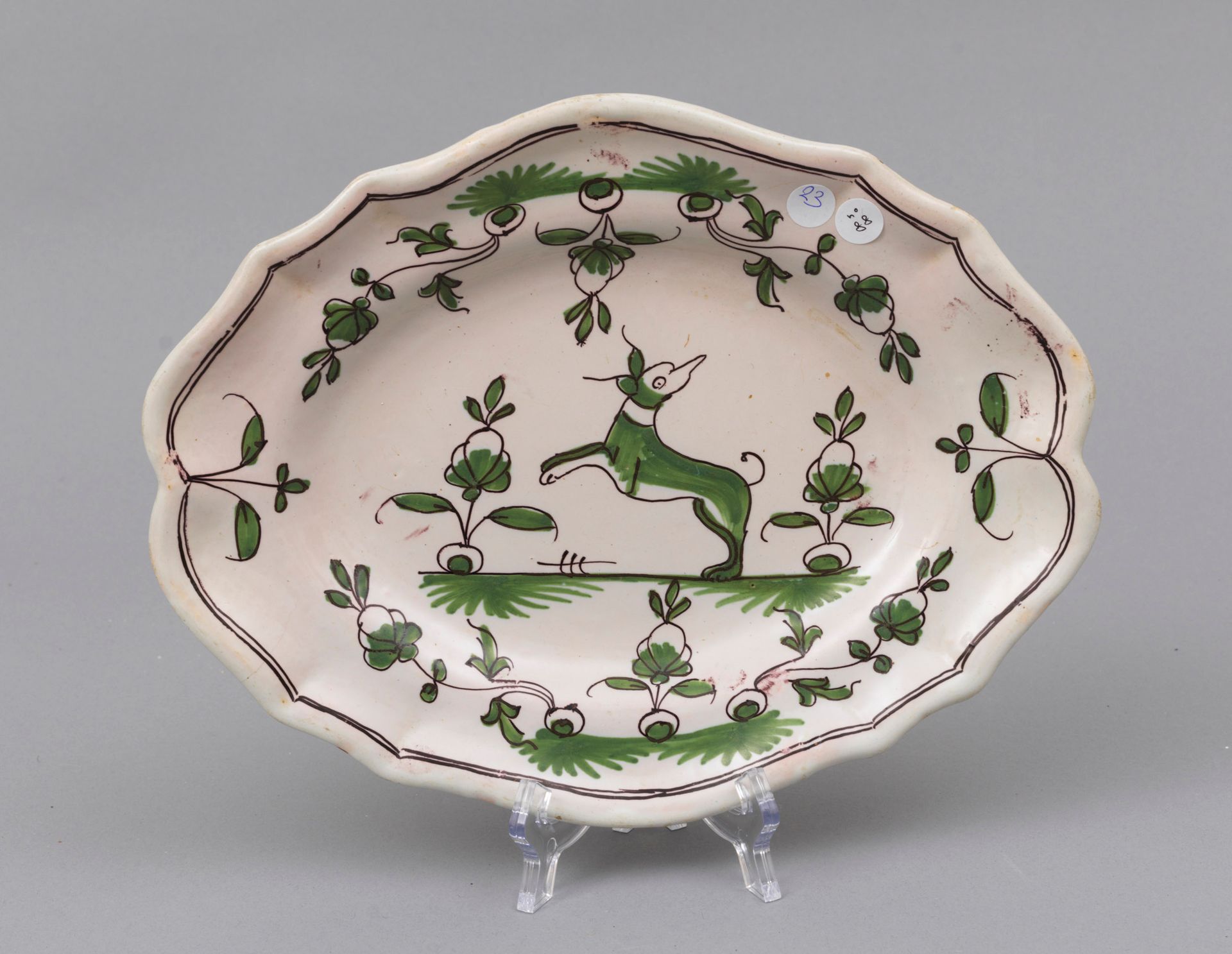 Faience Bordeaux 
波尔多

椭圆形陶器盘，上面有绿色和锰色的狗鱼装饰。边缘的双锰线。 

18世纪

鱼片上有轻微的烧制缺陷

长度：29.5&hellip;