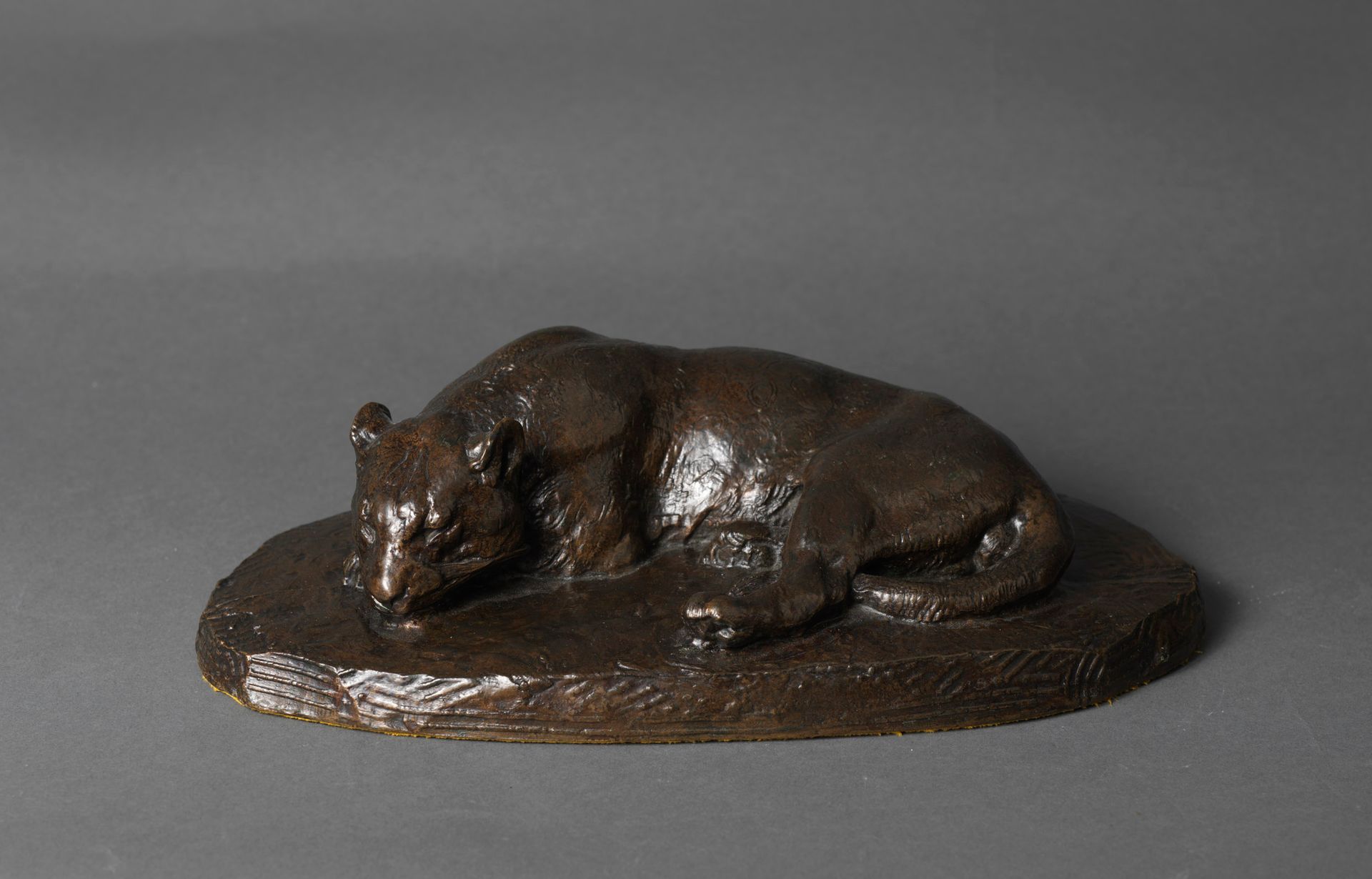 Antoine-Louis BARYE 
安东尼-路易-巴里(1795-1875)--沉睡的美洲虎，1837年--带褐色铜锈的青铜--巴里的古董铸造，约1860&hellip;