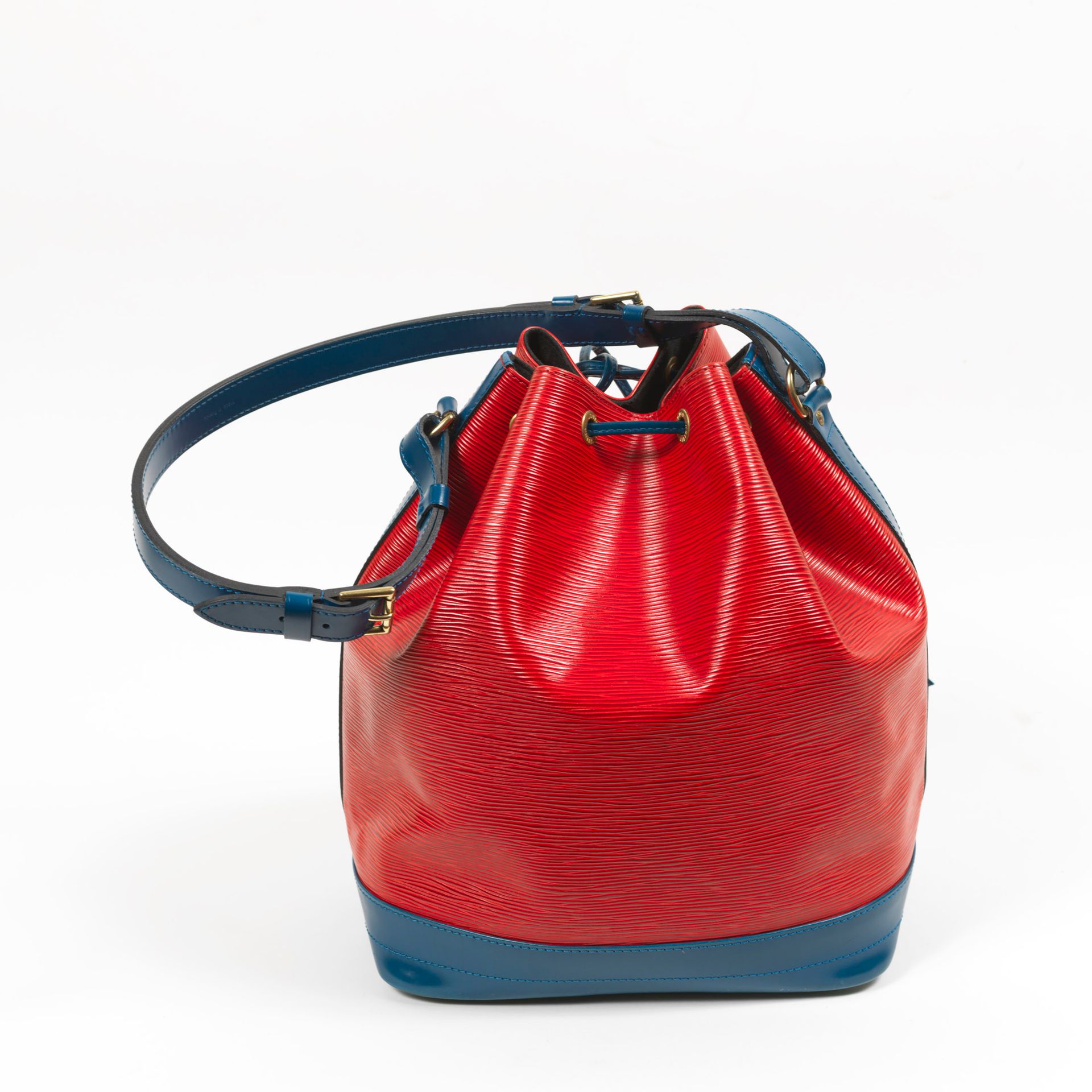LOUIS VUITTON- Große Noé-Tasche aus rotem und blauem Fis…