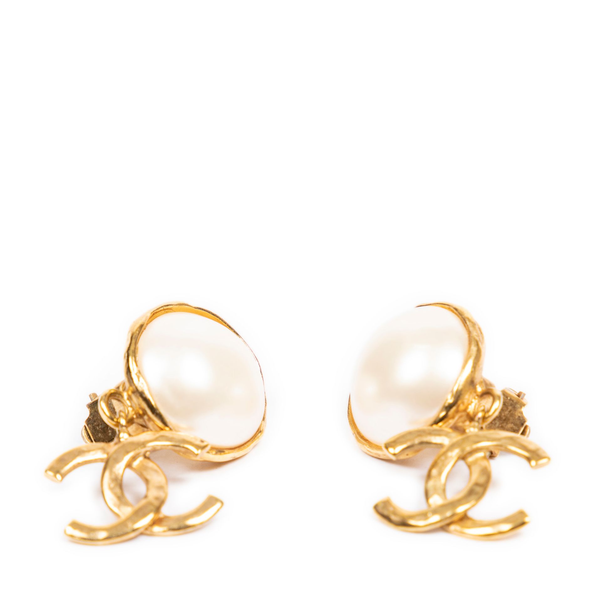 Chanel 香奈儿 - 一对鎏金金属耳夹，每个耳夹上都有一颗封闭式的珍珠装饰，上面有香奈儿的标志。有签名和编号。尺寸：4厘米