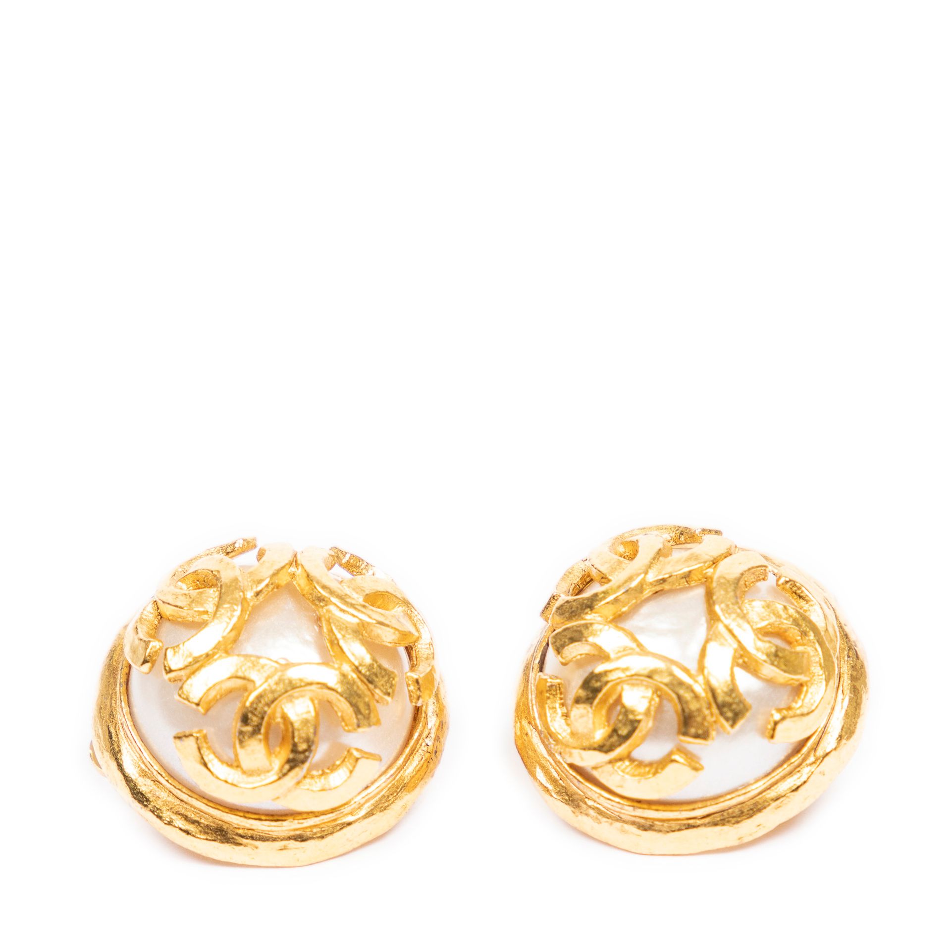 Chanel 香奈儿 - 一对镀金金属耳夹，每个耳夹上都有一颗封闭式的珍珠，上面点缀着三个香奈儿的首字母，并有签名和编号。直径：2.5厘米