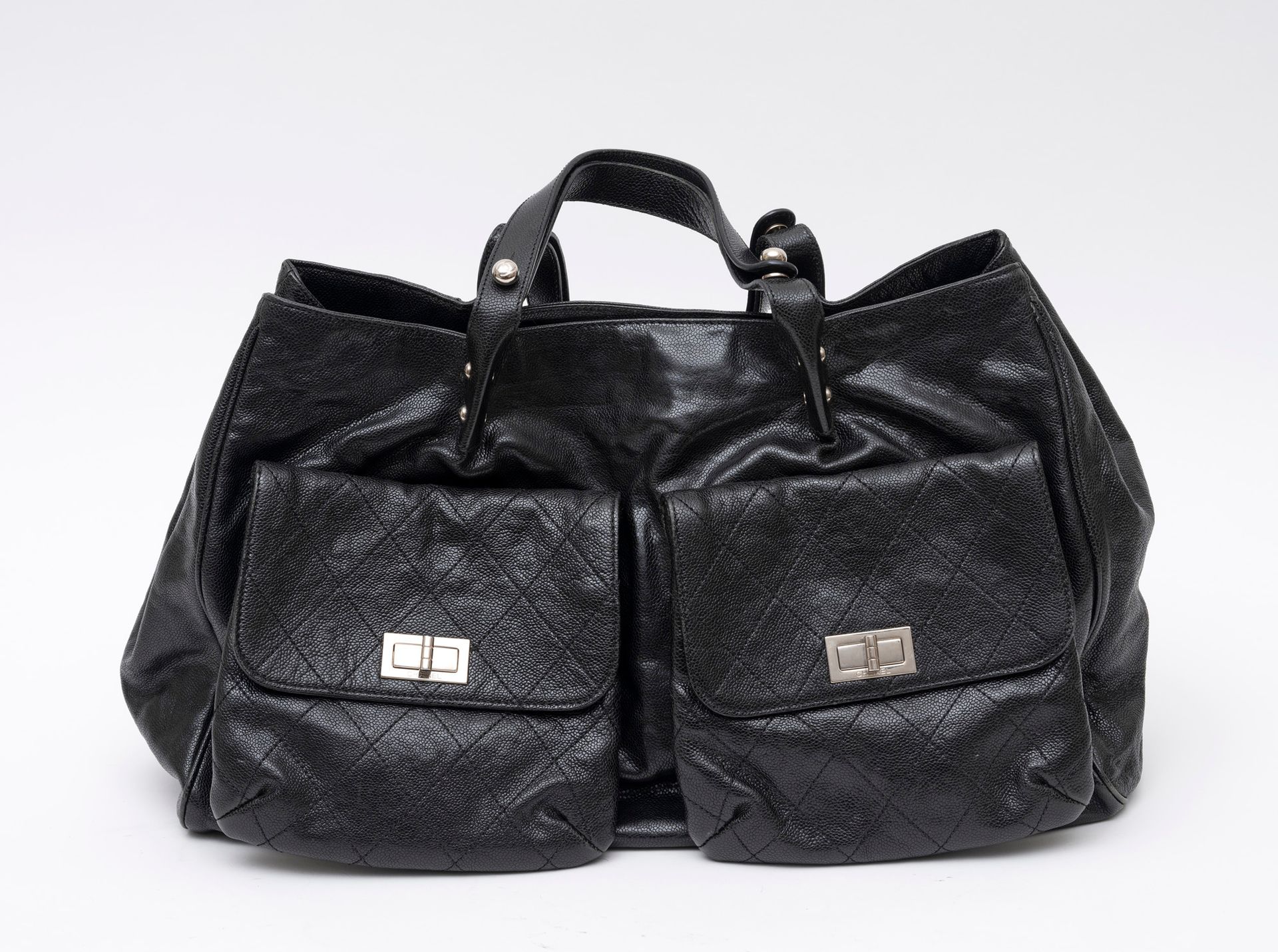 Chanel 香奈儿巴黎大型购物袋，黑色粒面小牛皮 - 内部为灰色织物 - 镀钯金属首饰 - 约2008年 - 一侧有两个口袋 - 磁扣开合 - 真品标签 - &hellip;