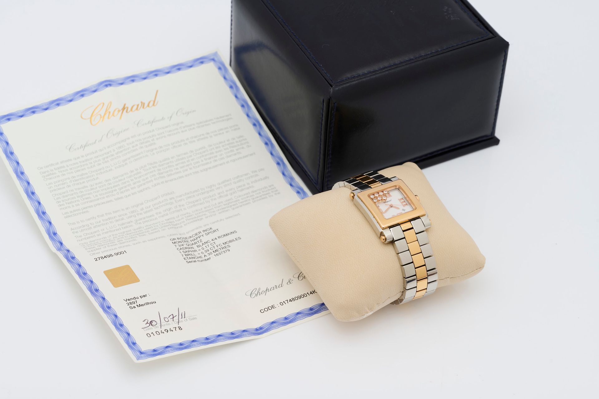 Chopard 萧邦，Happy Sport，编号278498-9001，2011年售出。
玫瑰金和精钢的长方形手表，白色表盘上有应用罗马数字，中央秒针和4点钟&hellip;