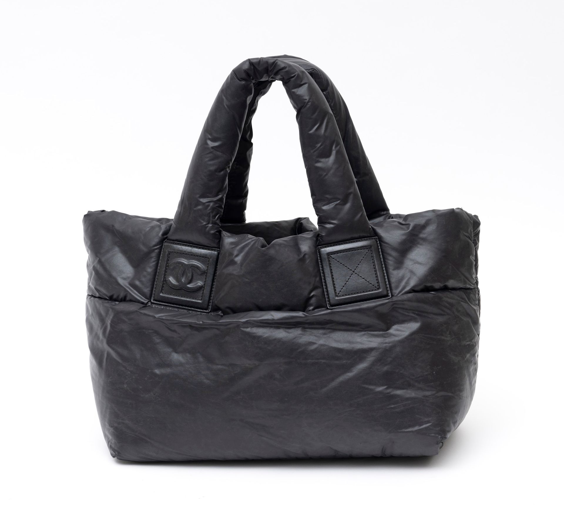 Chanel CHANEL Paris cocoon shopping bag in black nylon - inside in burgundy nylo&hellip;