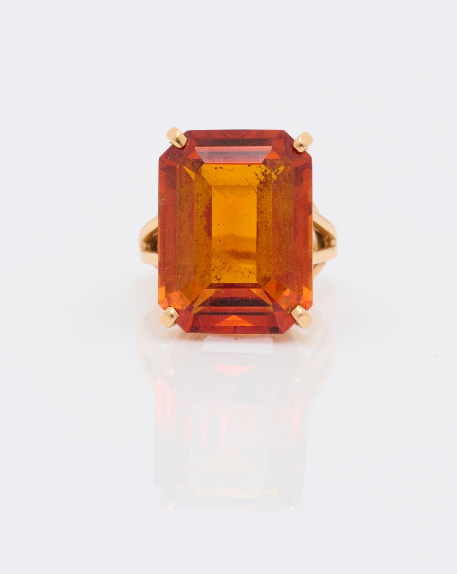Bague 一枚18克拉(750/000)黄金鸡尾酒戒指，镂空的几何形状镶嵌着一颗重约20克拉的大型长方形亮橙色黄宝石（宝石的大约尺寸：20 x 15 x 8毫&hellip;