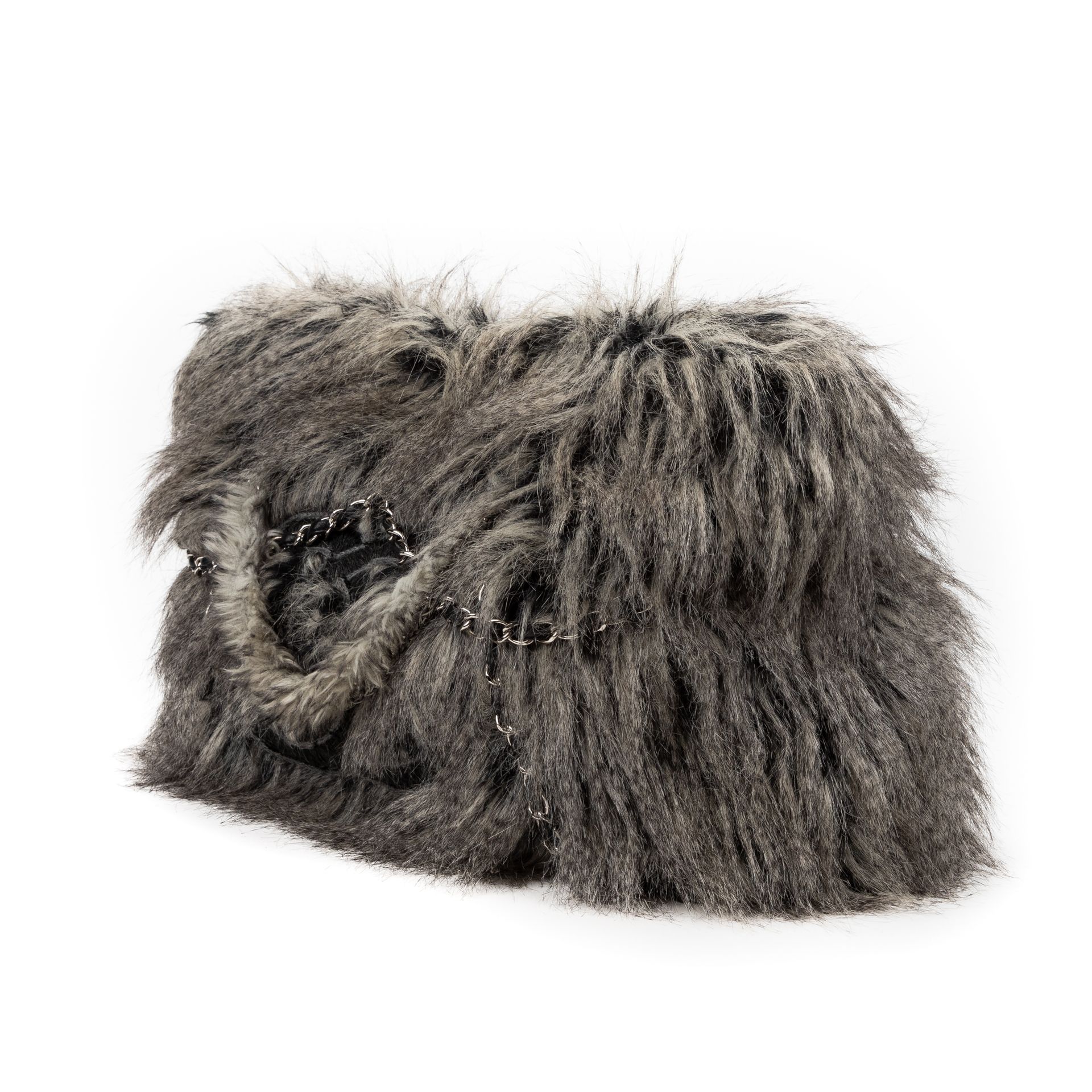Chanel CHANEL Paris oversized handbag in synthetic fur and black lambskin - blac&hellip;