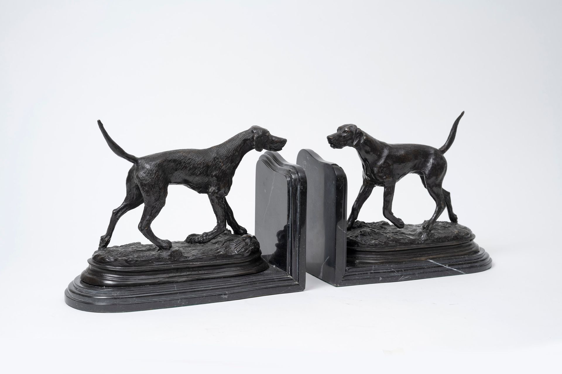 Pierre Jules Mene 皮埃尔-儒勒-梅内（后） - 两只狗 - 镶嵌在书架上的两件青铜器 - 一条狗的尾巴被修复 - 20 x 24 x 10厘米