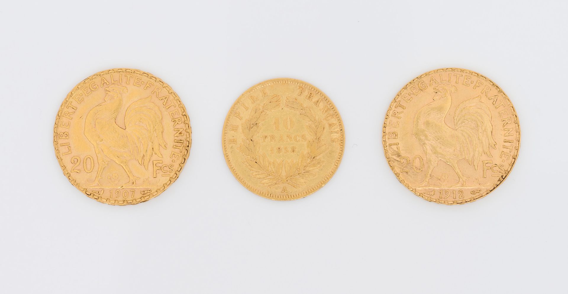 Divers 3枚18K黄金硬币（750/000），包括2枚20法郎的硬币，日期分别为1907年和1912年，以及一枚10法郎的拿破仑三世硬币，日期为1858年&hellip;
