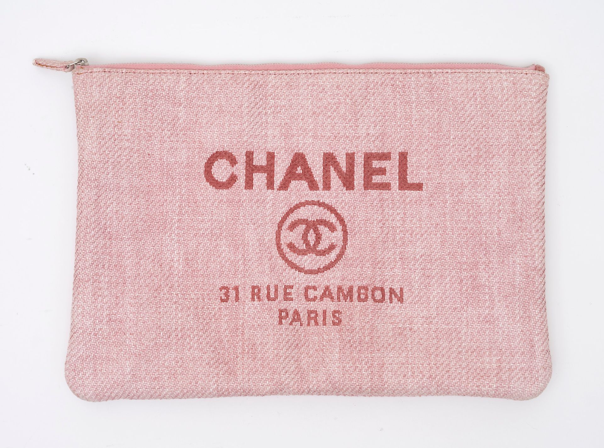 Chanel 香奈儿巴黎粉色织物手拿包 - 内有白色织物 - 拉链封口 - 约2014年 - 真品标签 - 保存状况良好 - 33 x 24 cm