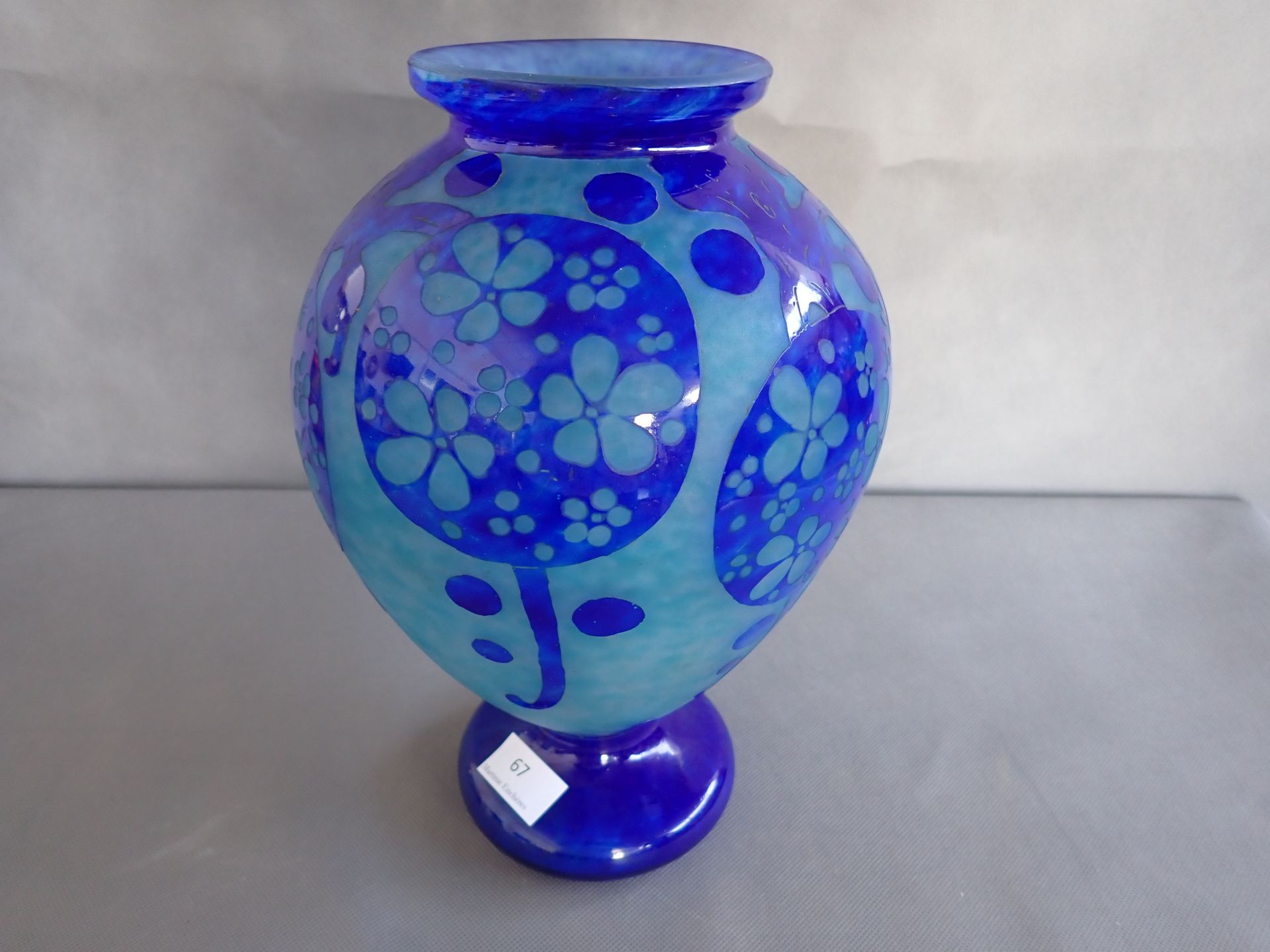 LE VERRE FRANÇAIS 
Vase à décors dégagés à l'acide, H 31 cm