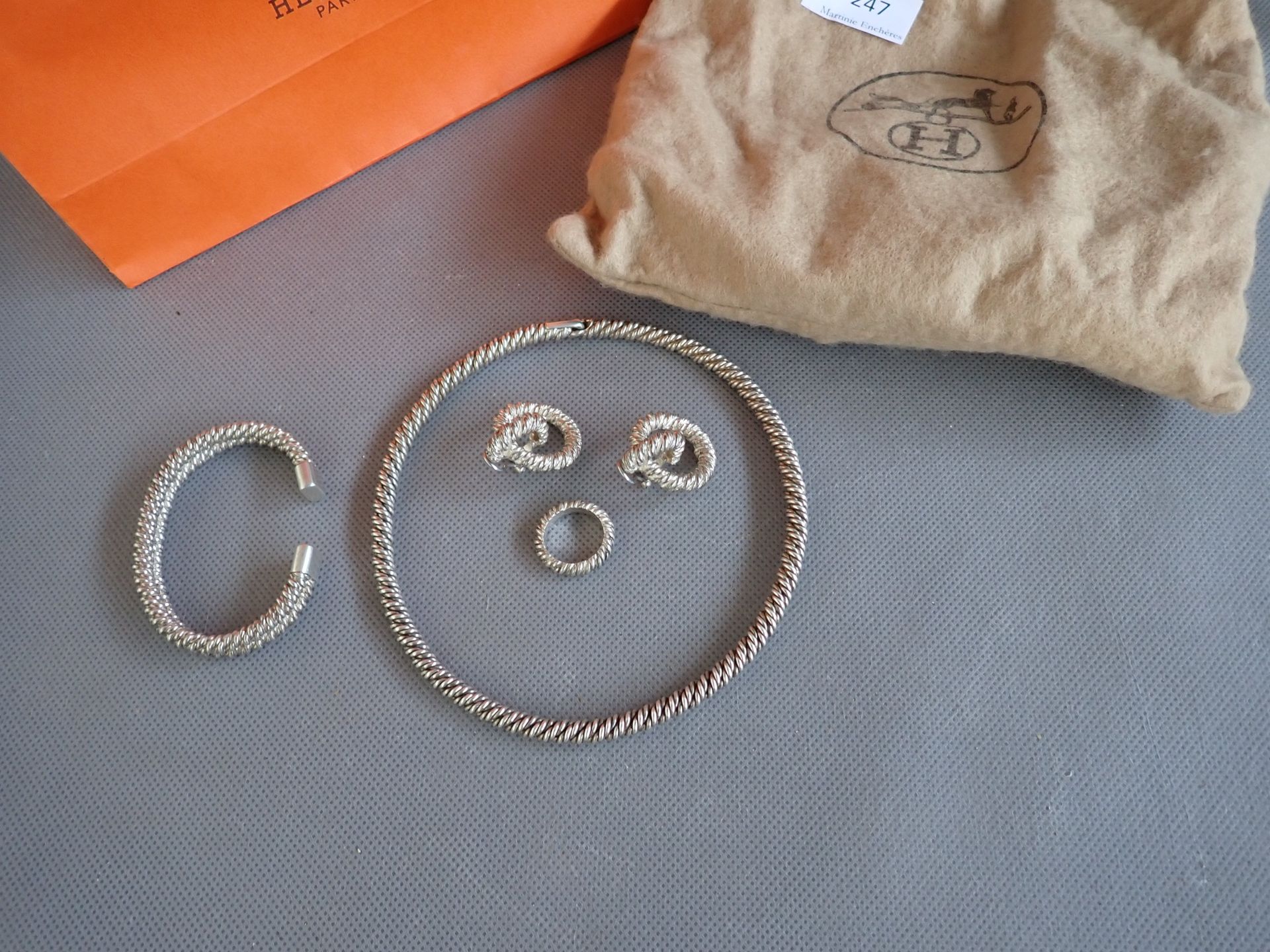 HERMES 
银质套装，包括一条扭矩项链、一对耳夹、一个手镯和一个戒指 TDD 51.5，已签名，重量171克