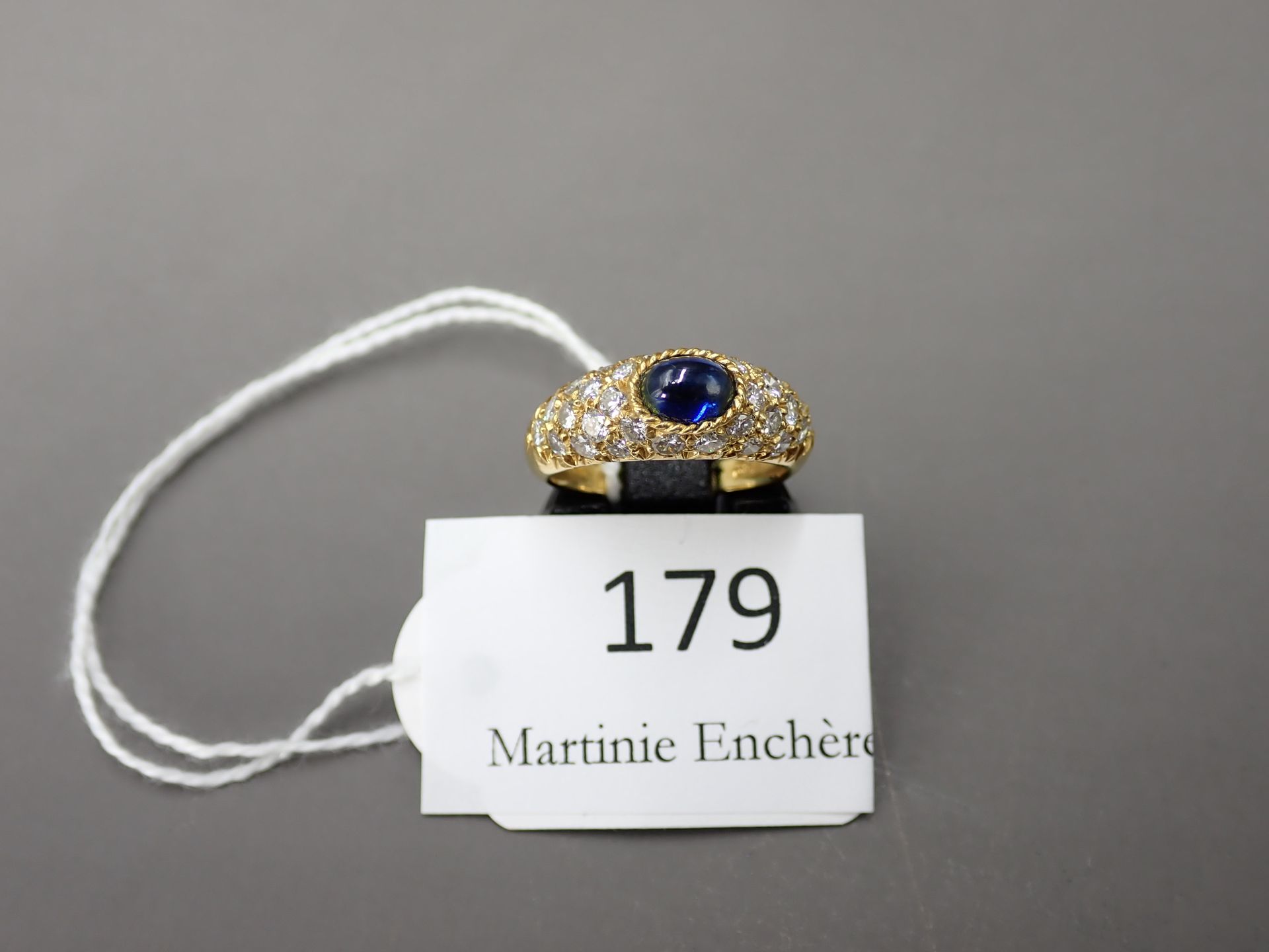 VAN CLEEF & ARPELS 黄金戒指，铺镶钻石和凸圆形蓝宝石，签名和编号，重4.1克，TDD 51