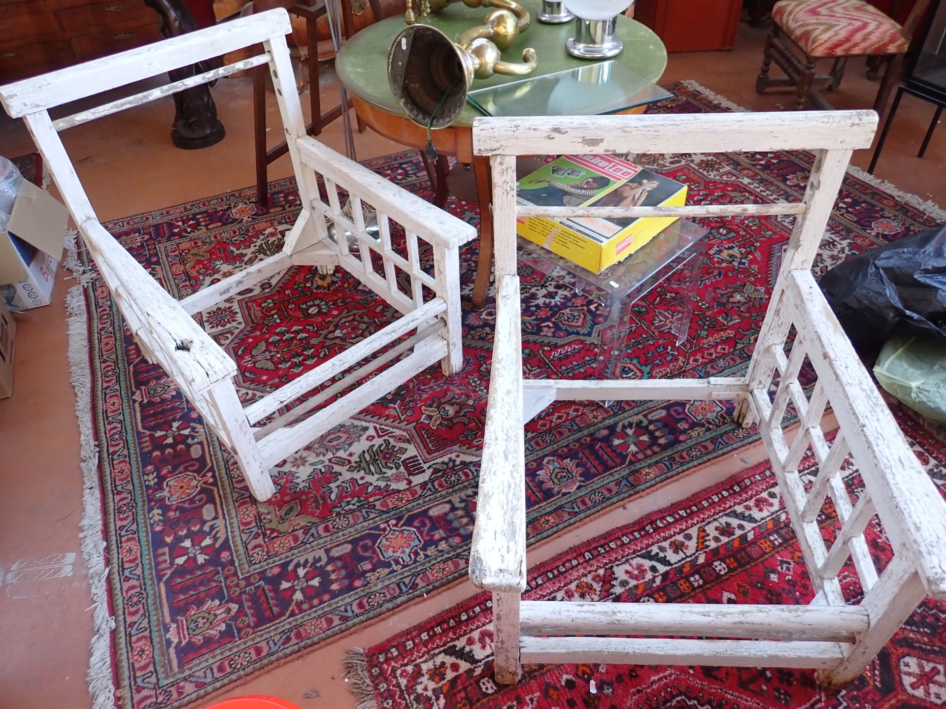 Null 马利特-斯蒂芬斯的品味，一对花园扶手椅，白色漆木（事故和维修）。
