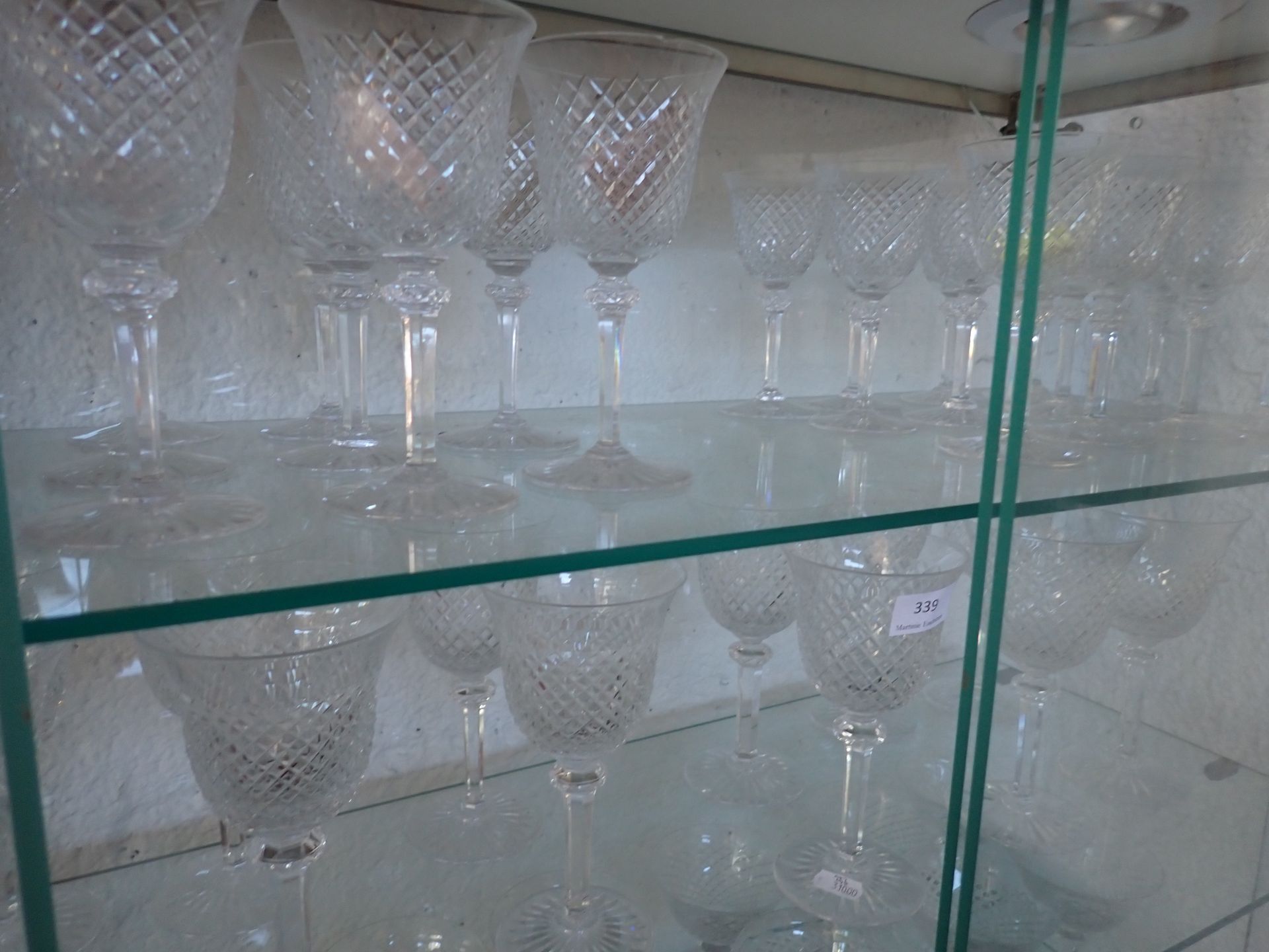 Null 圣路易水晶服务包括12个水杯，11个红酒杯（3个损坏），12个白酒杯（1个损坏），12个香槟杯