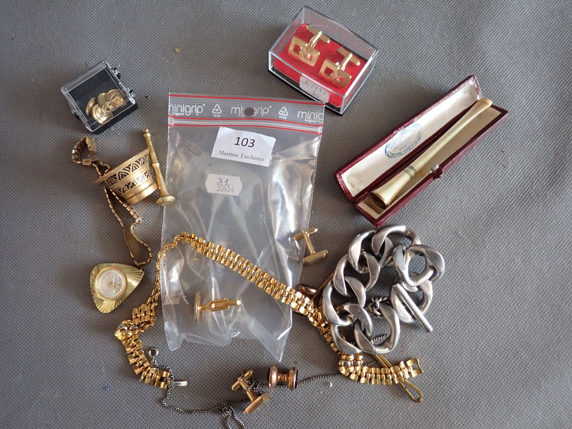 Null Lot de bijoux fantaisie, dont boutons de manchettes…