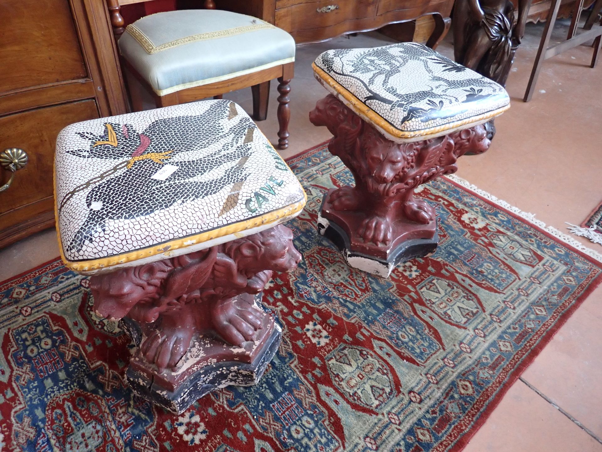 Null 
VALLAURIS MASSIER一对陶制凳子，垫子上有马赛克装饰，48x33厘米（事故和修复）。