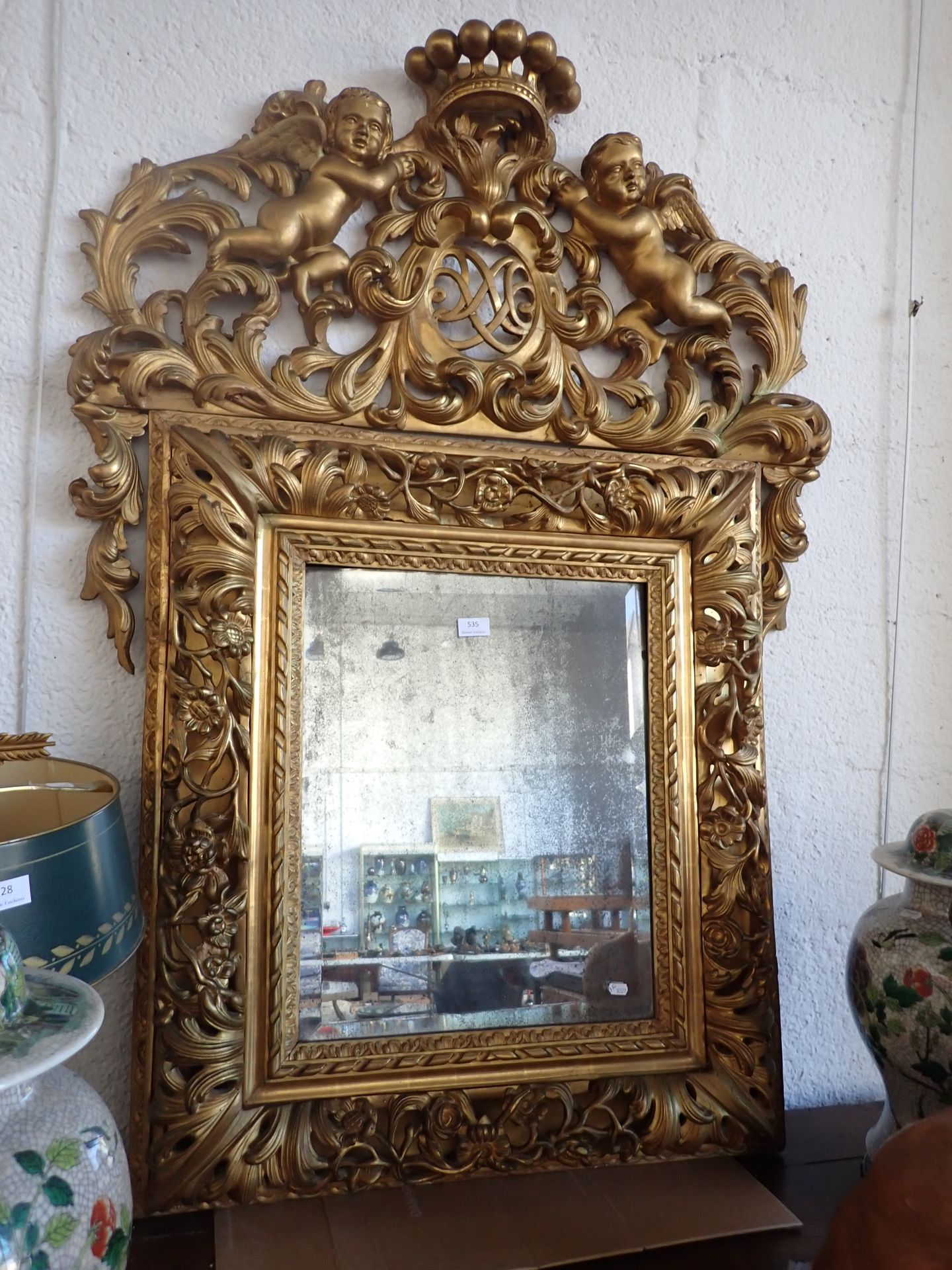 Null 
Grande specchio, in legno stuccato dorato e decorato con cherubini e monog&hellip;