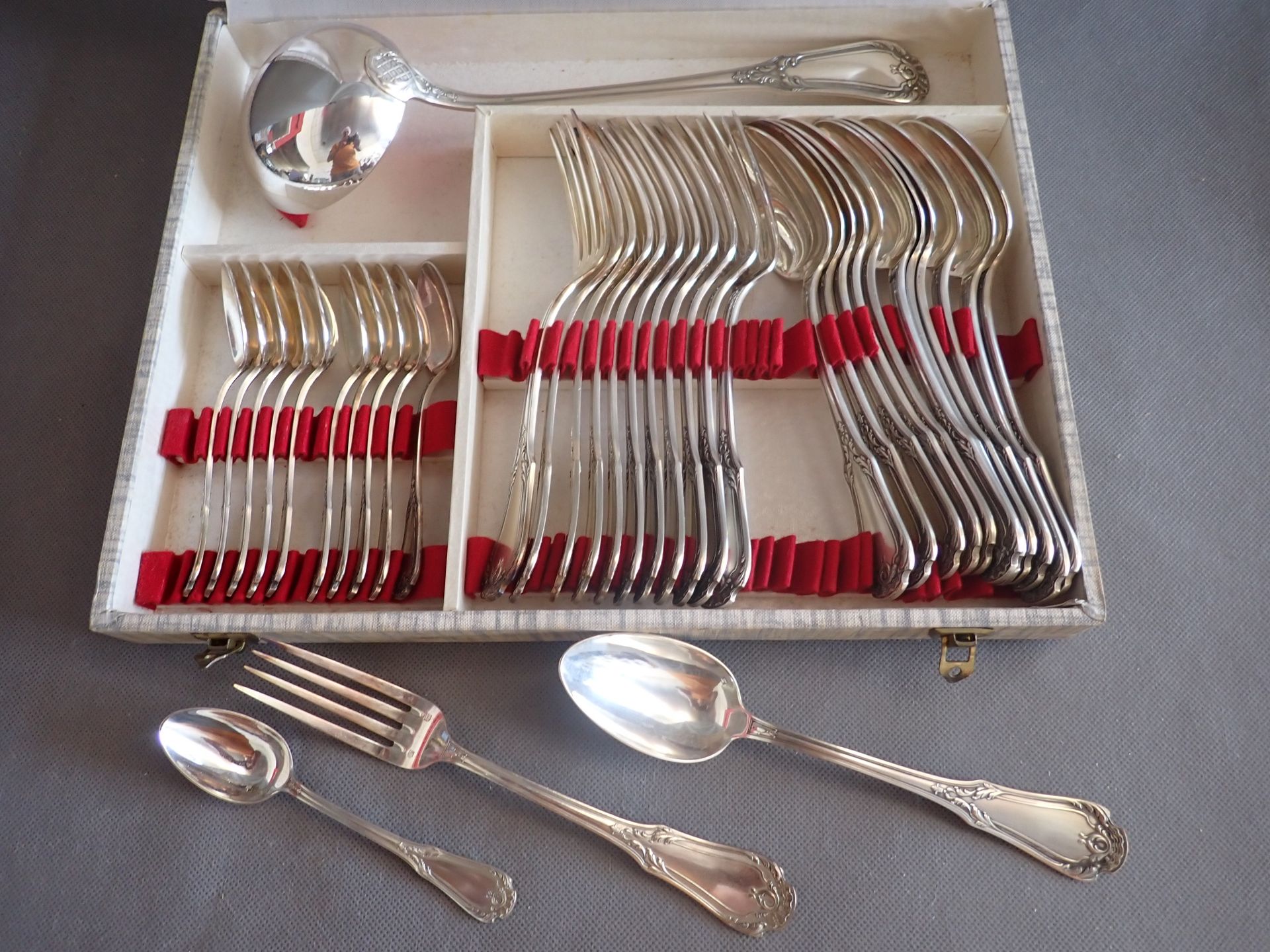 Null 镀银金属陶器套装，罗盖尔装饰，包括12个餐具，1个勺子和11个茶匙