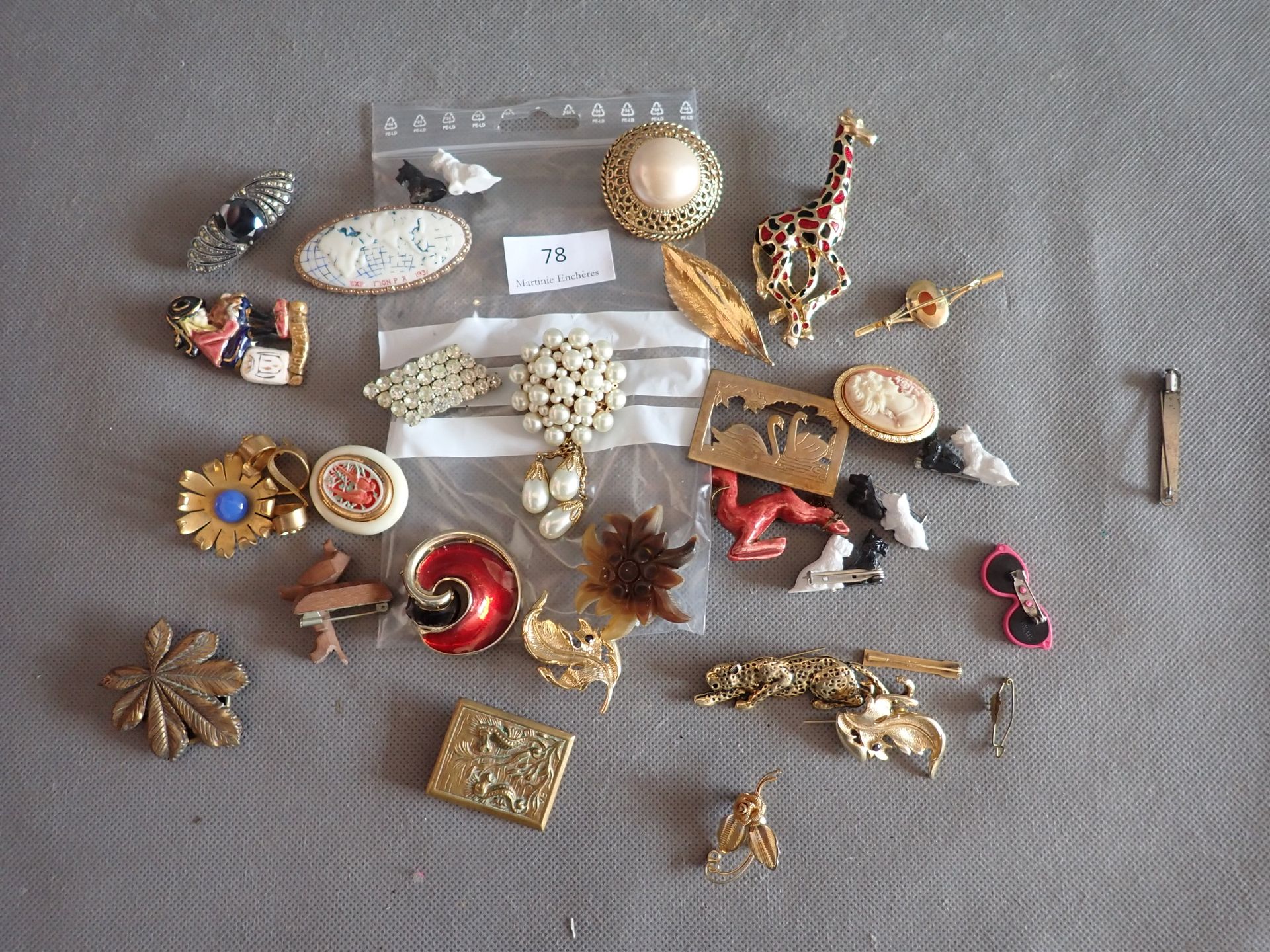 Null Lot of costume jewelry, including brooches...