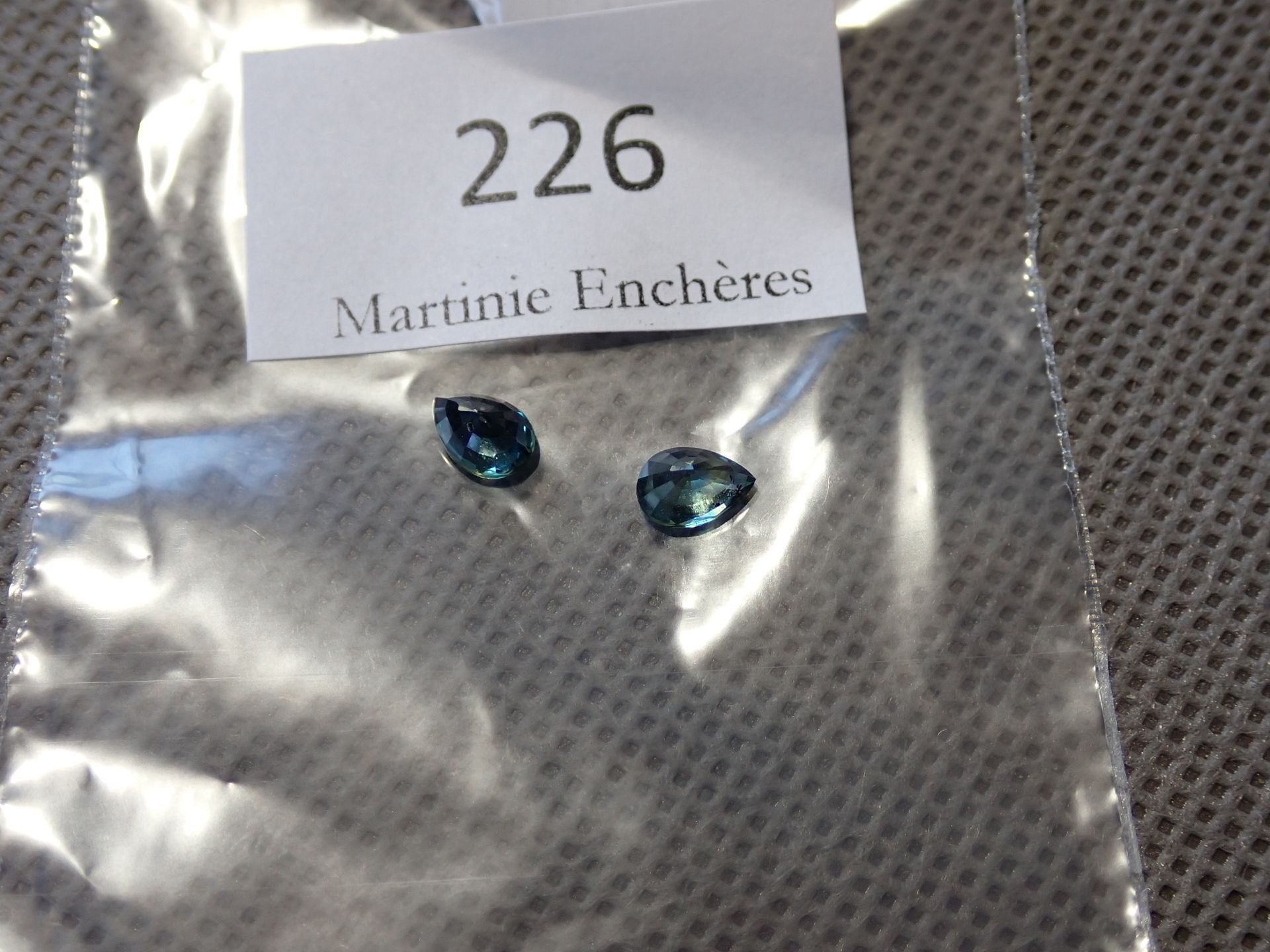 Null Lot of 2 pear sapphires, weight 1.9 cts (treated)