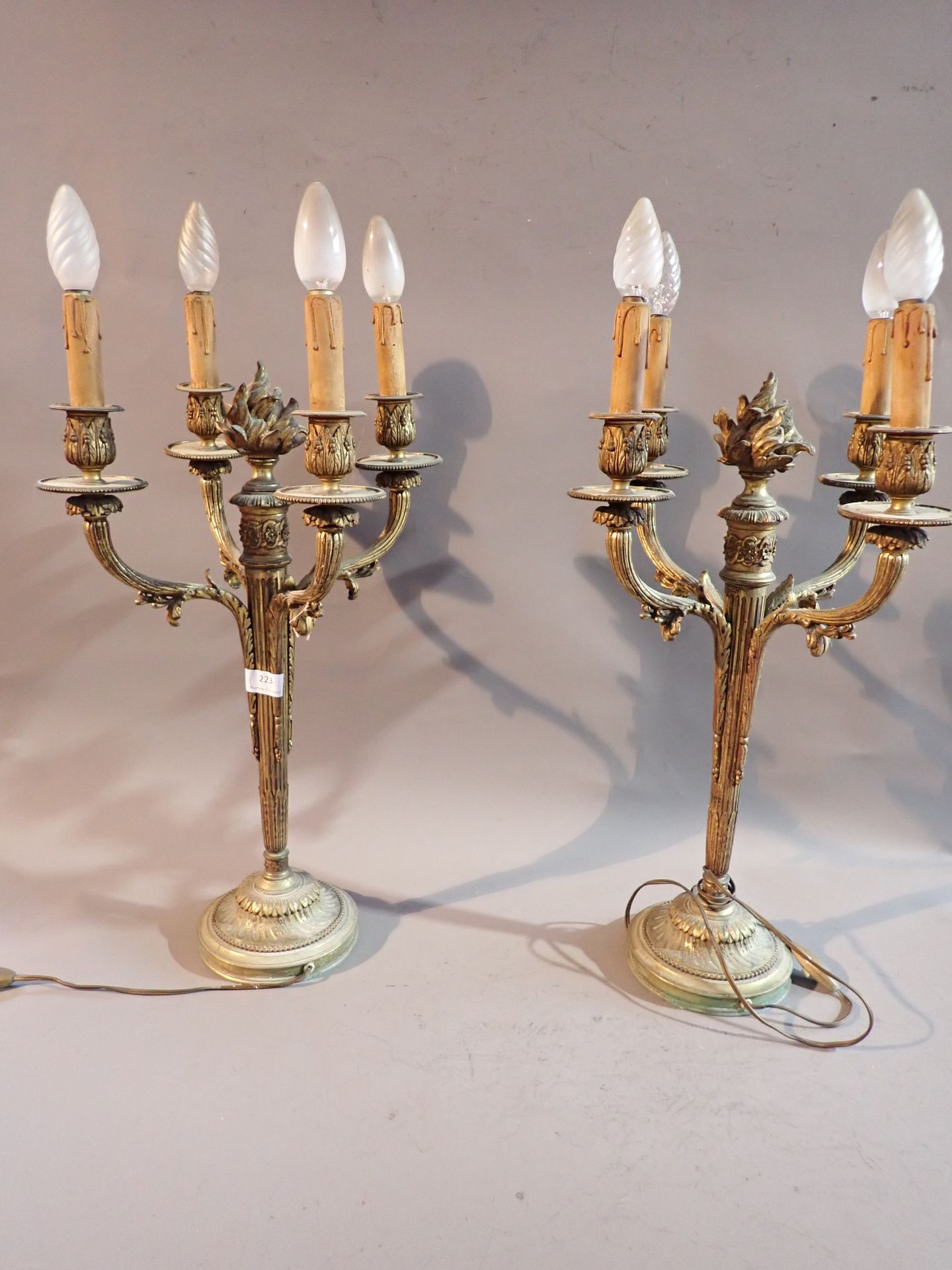 Null Paire de candélabres, de style louis XVI, montés en électricité, H 55 cm