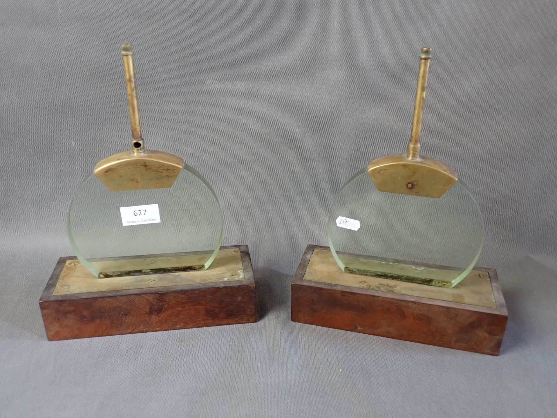 Null Paire de lampes, d'inspiration moderniste, bois laiton et verre, H 30 cm