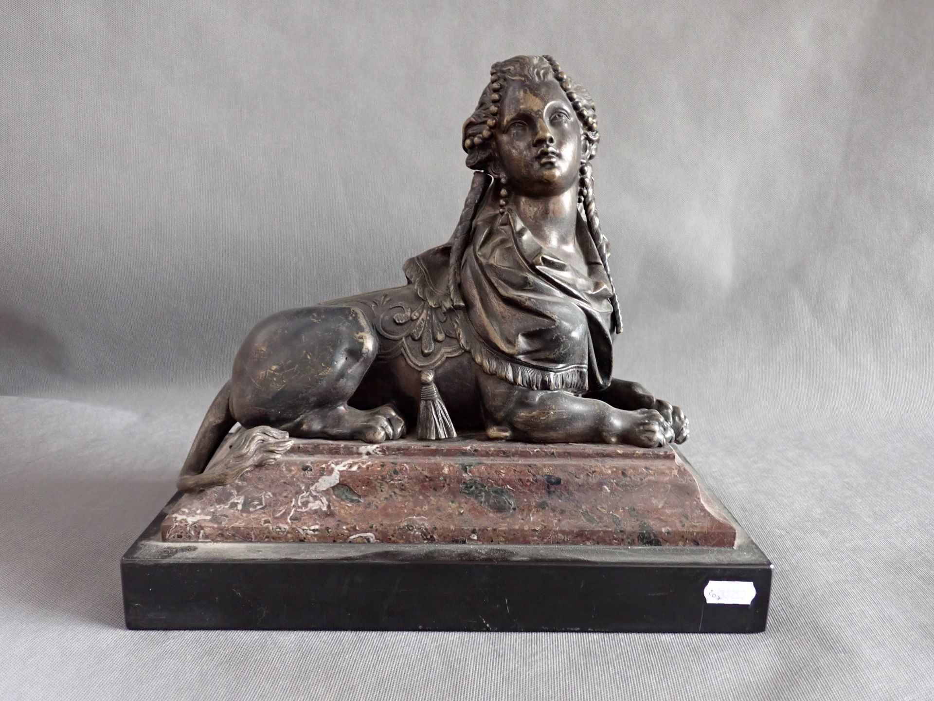 Null Sphinge Marie Antoinette épreuve en bronze à patine brune sur socle marbre,&hellip;