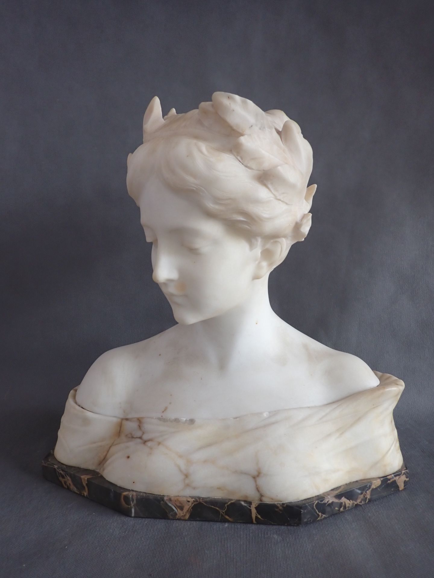 Null Busto de señora en alabastro, base de mármol, 38 x 34 cm