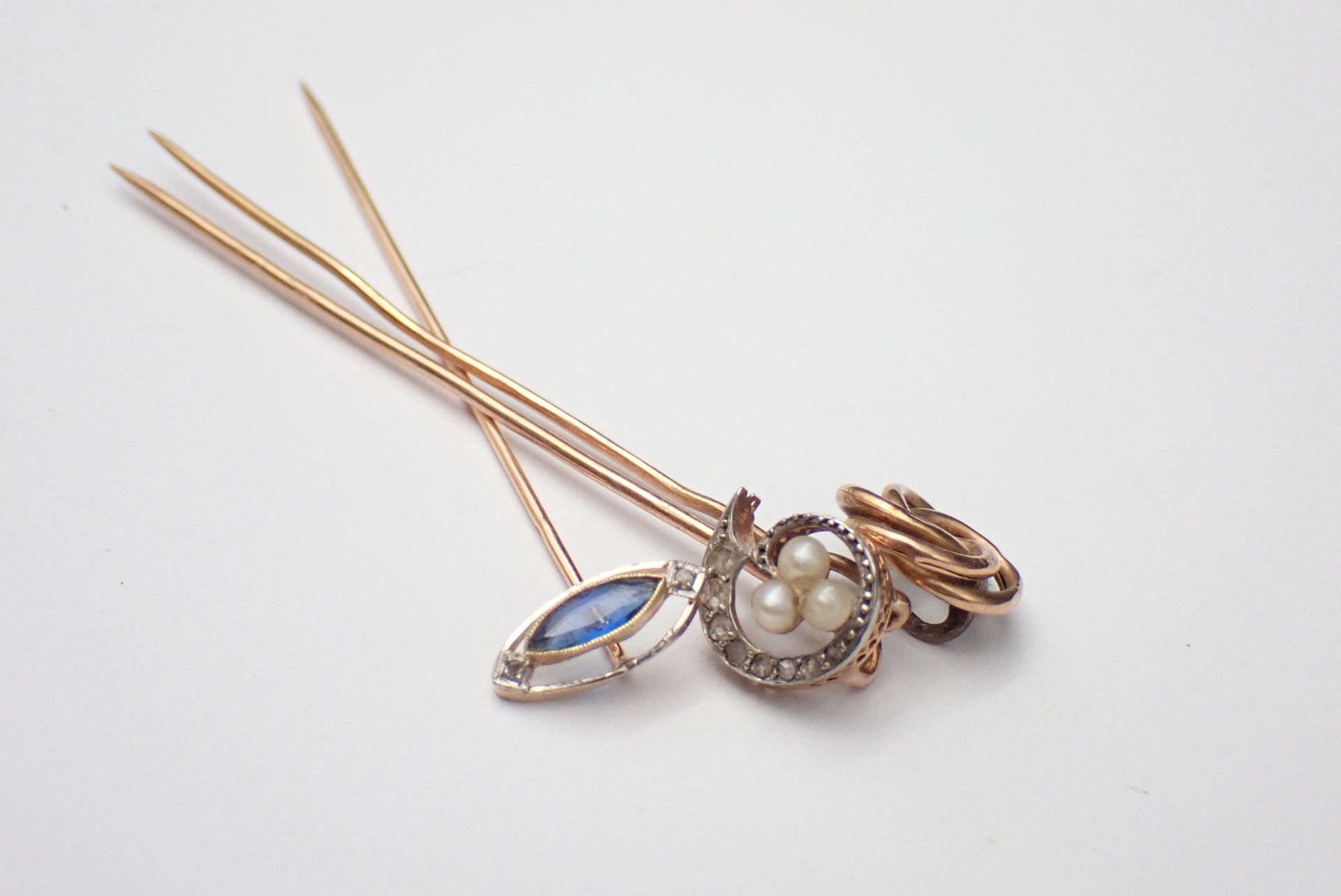 Null 3 tie pins in gold, pearls and stones, weight 4.2g such