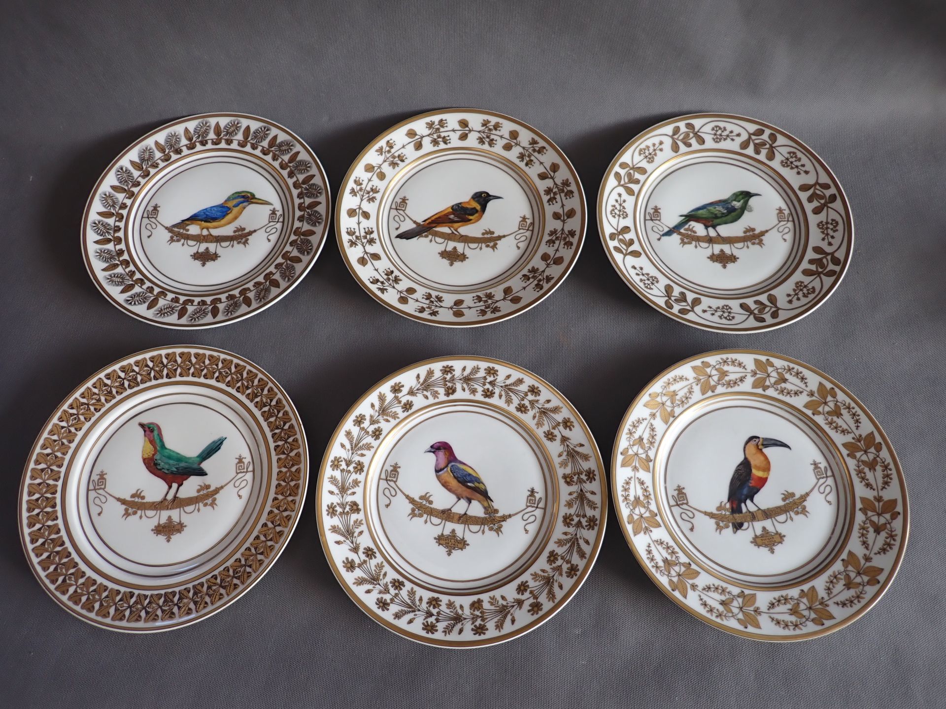 Null 南美鸟类服务 "风格的 SEVRES 套装六盘，瓷质，多色和金色装饰，中心是一只异国鸟类，直径 24.5 厘米 背面有带盾徽的蜡质印章，19 世纪