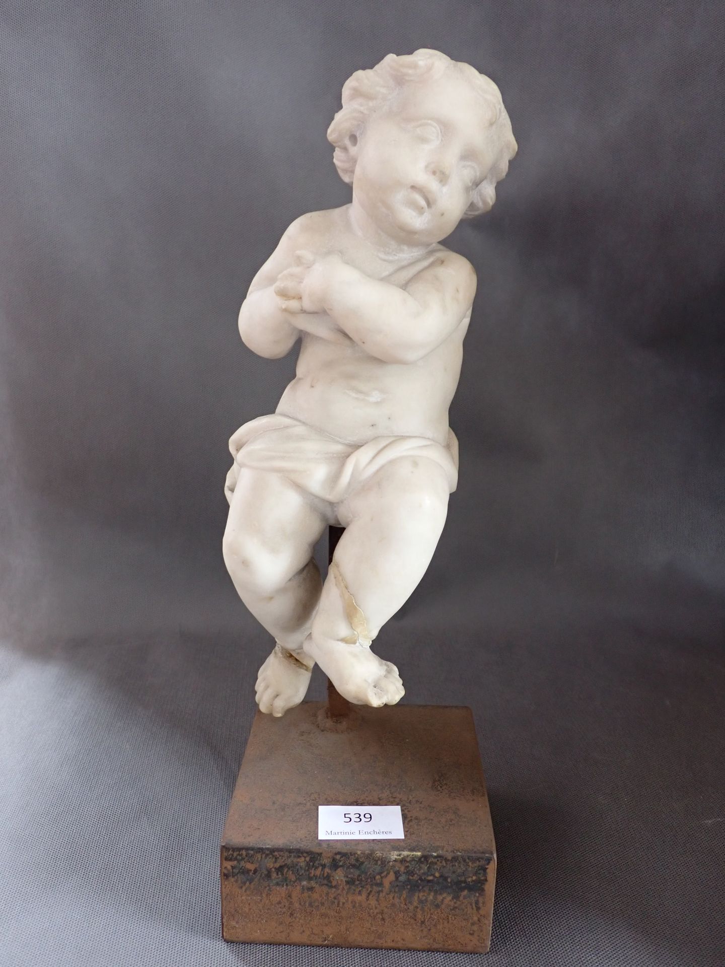 Null PUTTO Marble sculpture , H 30 cm (accident and restoration)