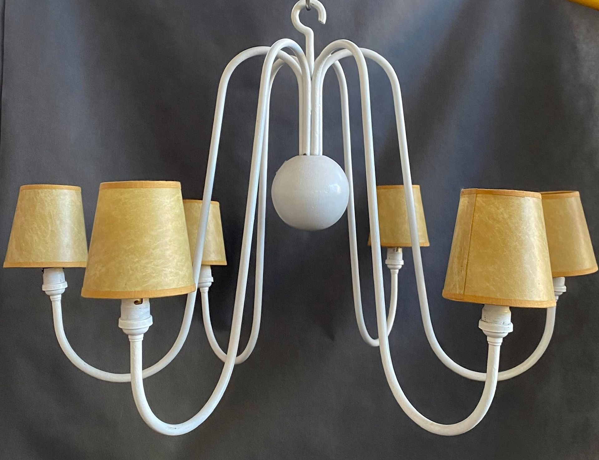 Null 让-罗耶尔（1902-1981）彩绘金属吊灯，带 6 个支臂，高 50 厘米，直径 65 厘米（重新彩绘），专家让-马克-毛利先生