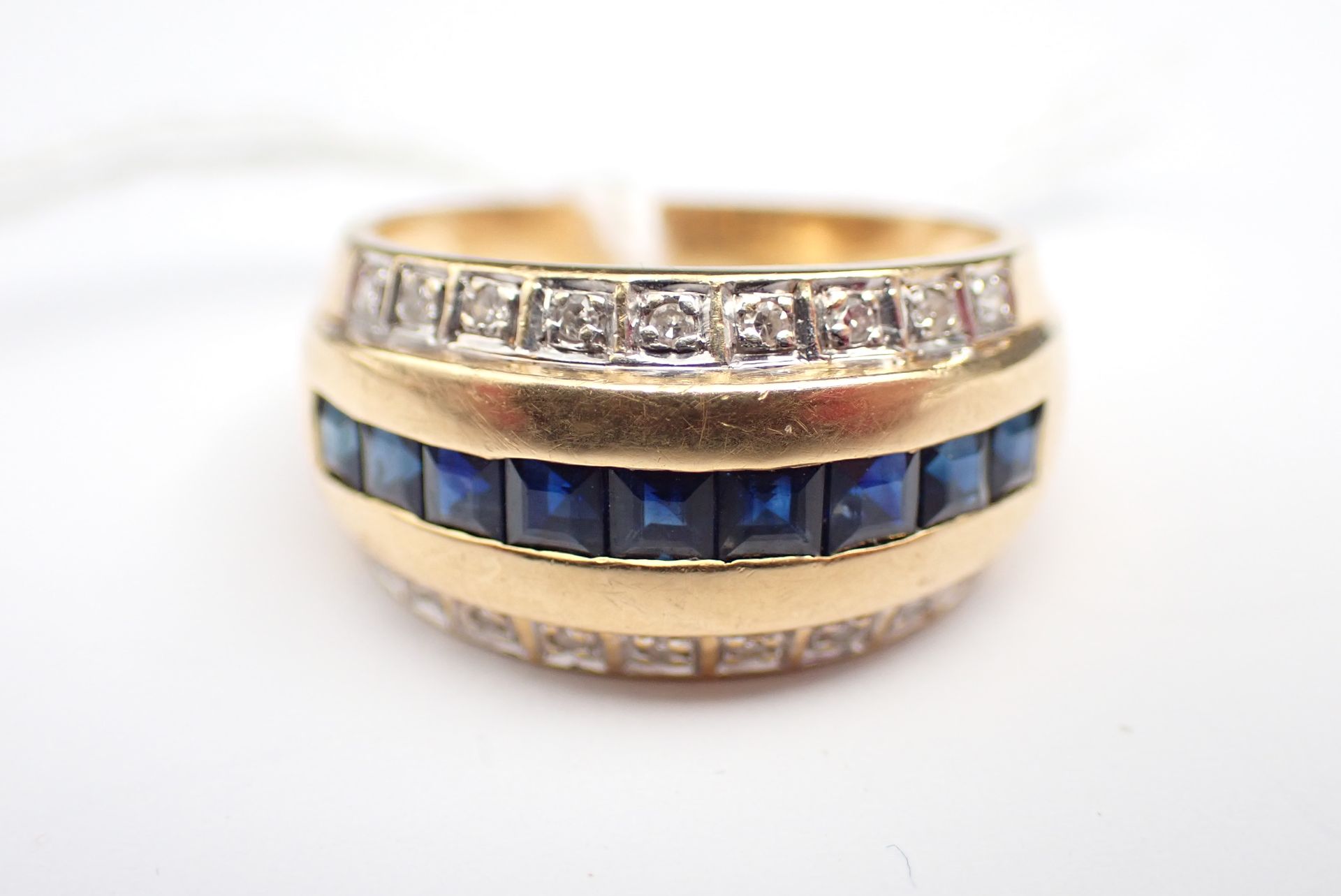Null Gold ring, calibrated sapphires and small diamonds, weight 6.2 gr, TDD 53