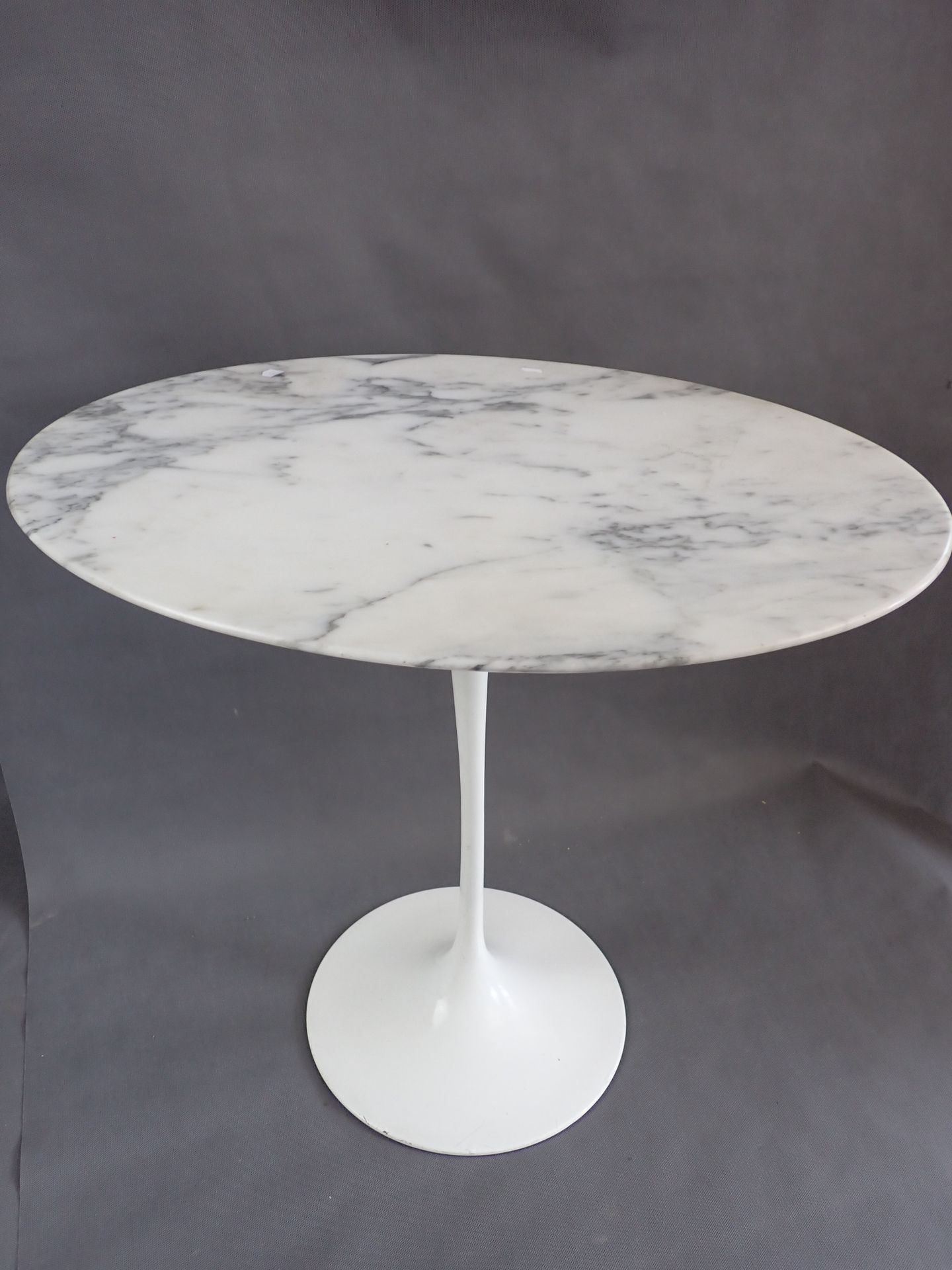 Null Eero SAARINEN（1910-1961 年）--KNOLL INTERNATIONAL 带椭圆形大理石桌面的边桌，尺寸为 52x57x38 厘&hellip;