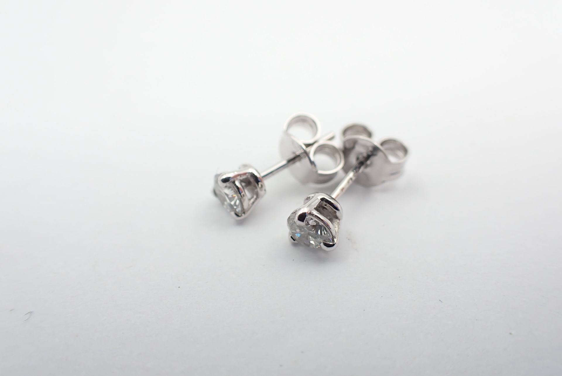 Null Paire de puces d'oreilles en or gris et diamants taille moderne 2x0,20 ct e&hellip;
